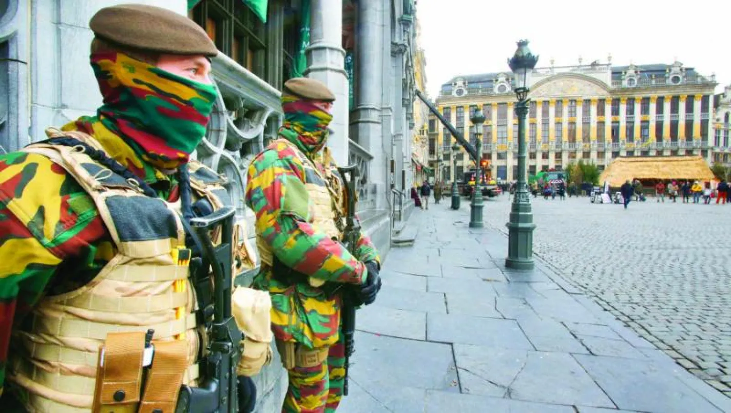 جنود من الجيش في الميدان الكبير بوسط العاصمة بروكسل رغم تخفيف الإجراءات الأمنية إلى الدرجة الثالثة أمس (أ.ب)