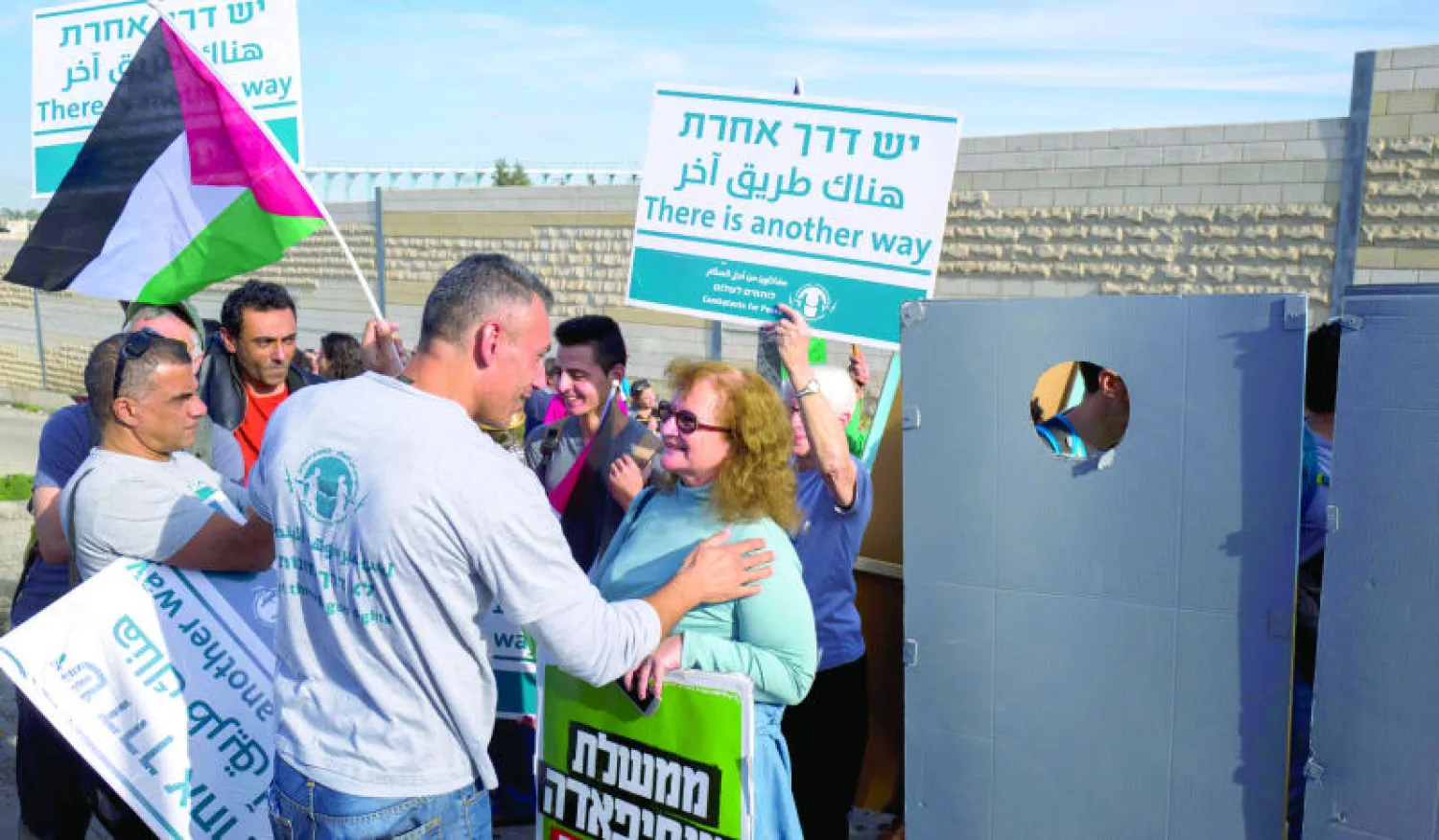 فلسطينيون وإسرائيليون يشاركون في مسيرة تضامن من أجل السلام في بلدة الخضر بالضفة أمس (إ.ب.أ)