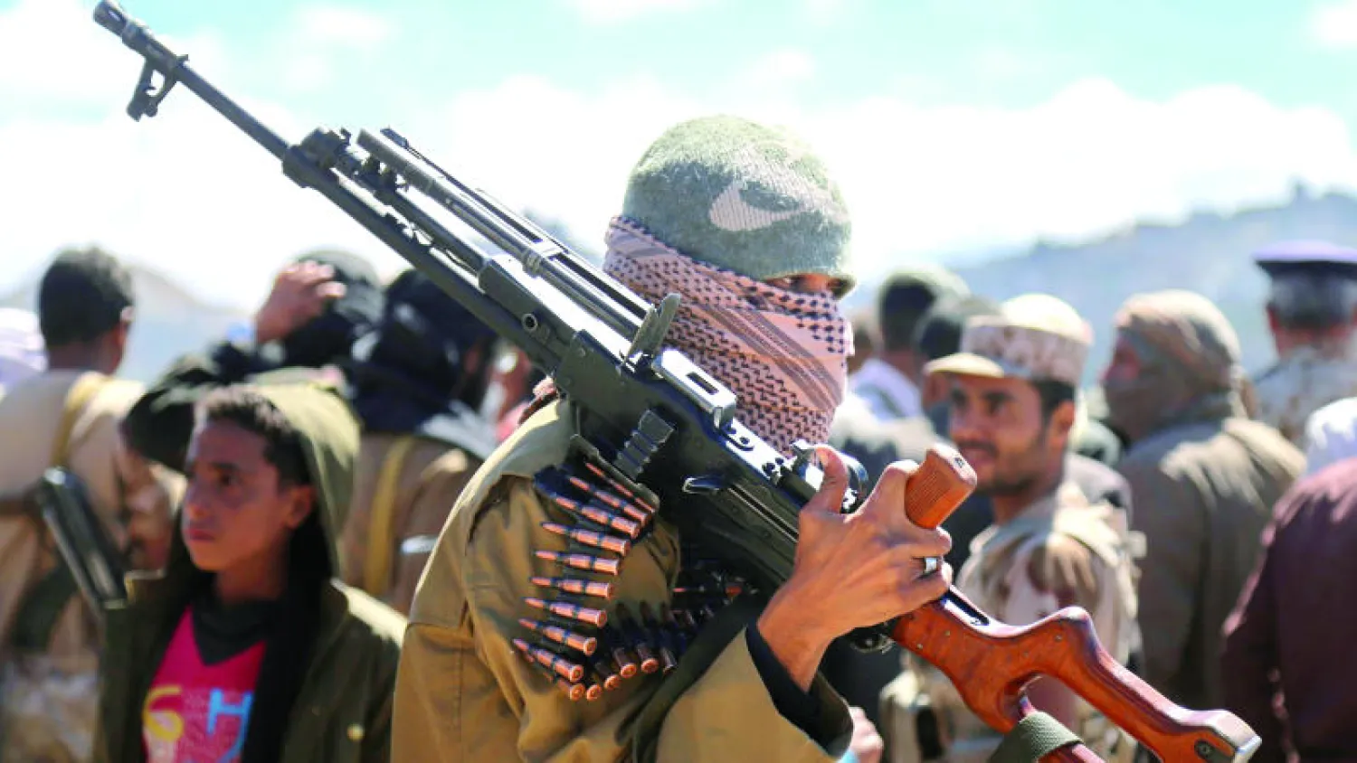 مقاتلون يمنيون من المقاومة الموالية للشرعية خلال مشاركتهم في عملية عسكرية بمنطقة المسراخ بتعز (أ.ف.ب)