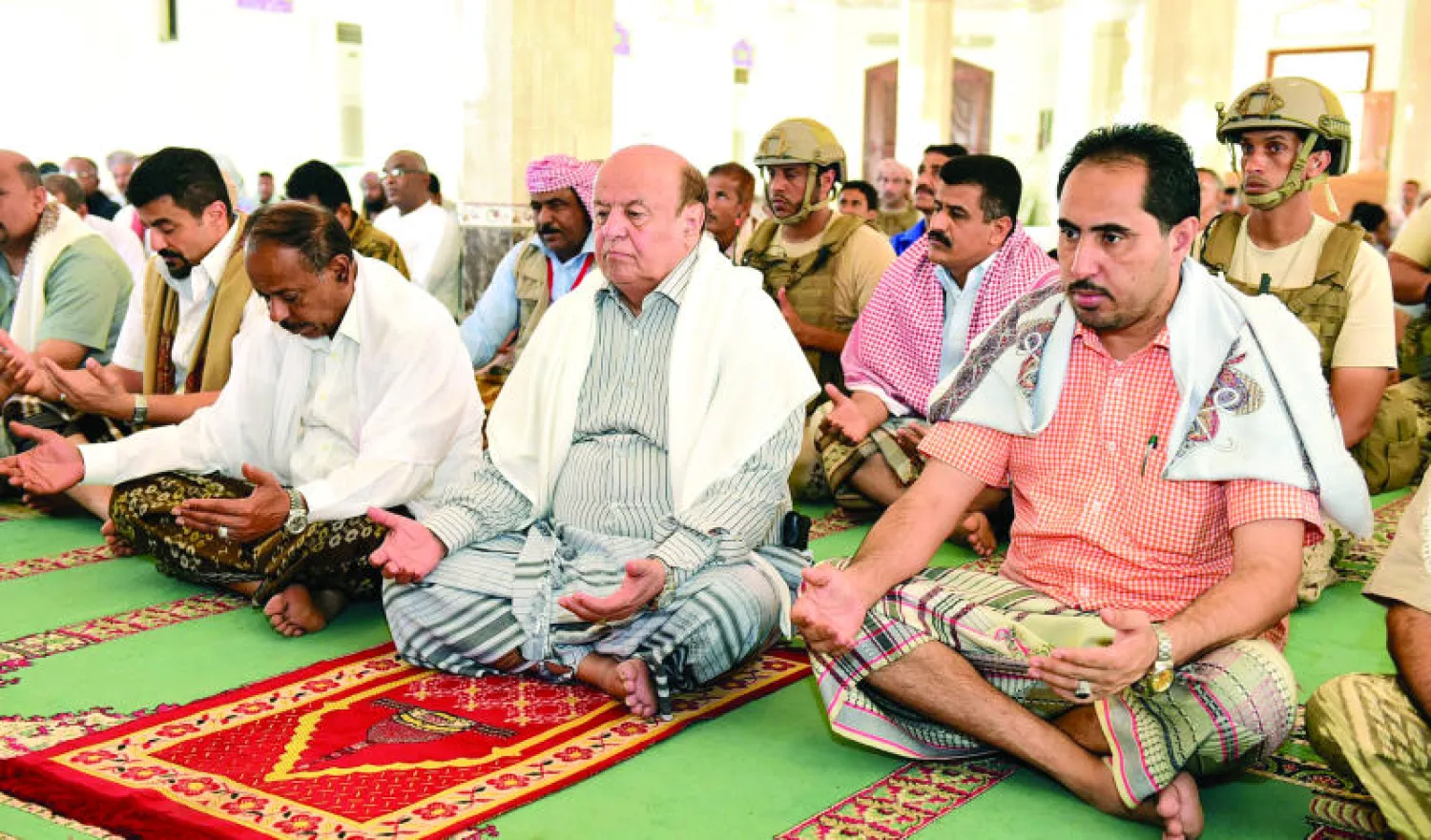 الرئيس اليمني عبد ربه منصور هادي خلال استماعه لخطبة الجمعة في عدن أمس مع جموع من المسؤولين الحكوميين والمصلين من أبناء المدينة الجنوبية (أ.ف.ب)