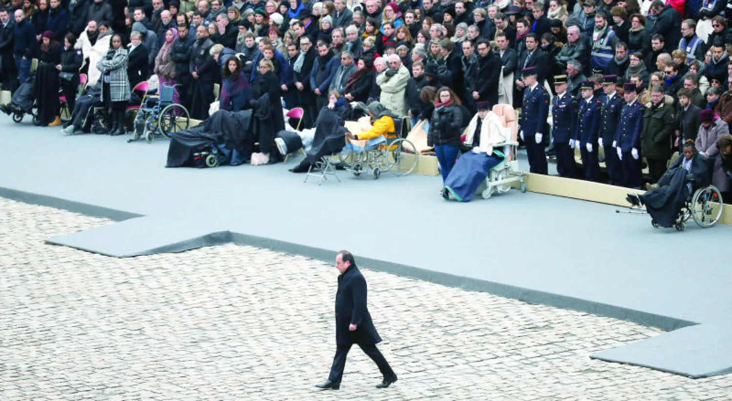 الرئيس فرنسوا هولاند لدى وصوله أمس إلى متحف ليز انفاليد ليقود مراسم تأبين 130 شخصا معظمهم من الشباب قتلوا في باريس قبل أسبوعين على أيدي متشددين في العاصمة باريس (إ.ب.أ)