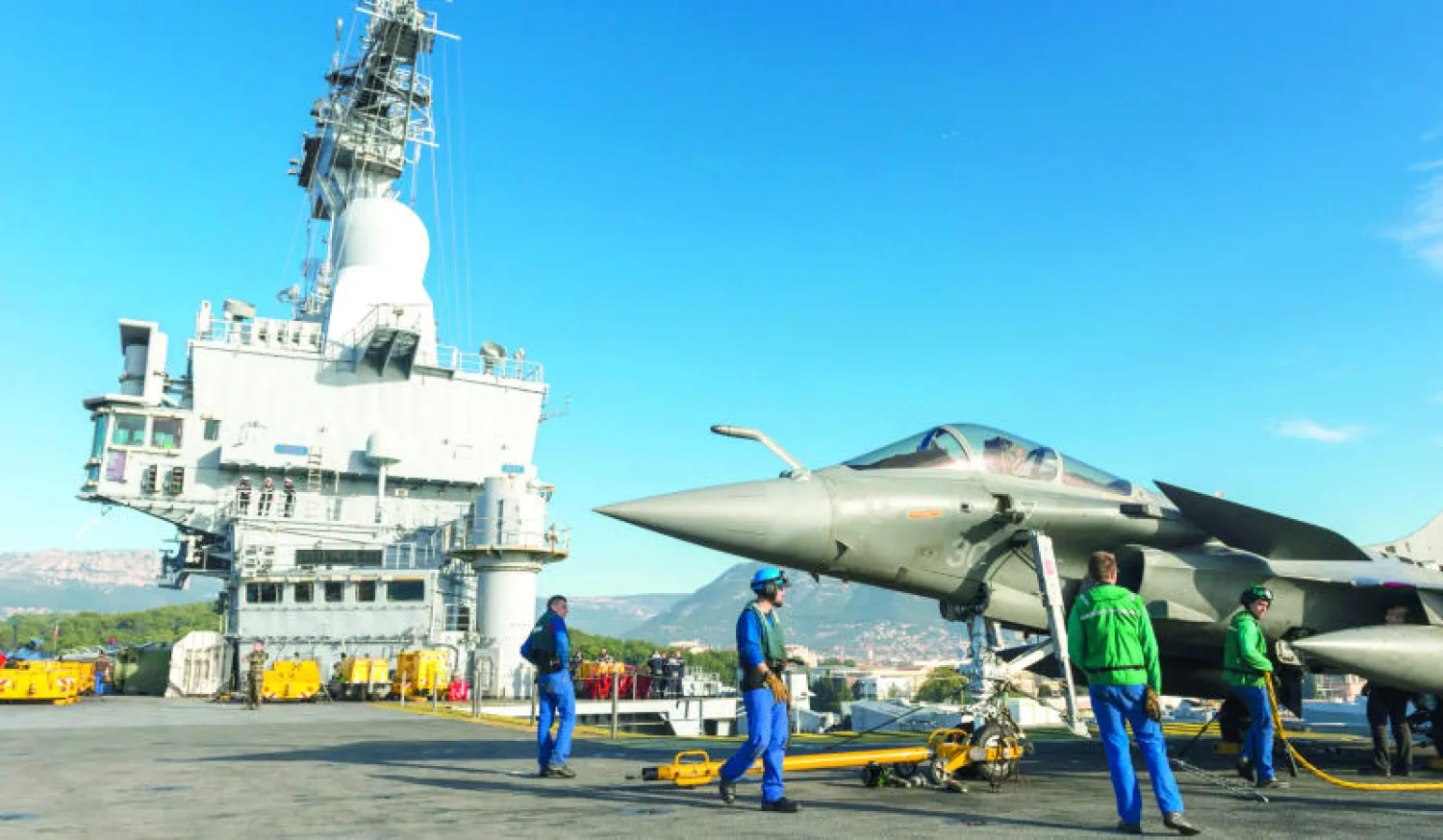 صورة تعود إلى 20 نوفمبر الجاري لحاملة الطائرات الفرنسية شارل ديغول وهي تغادر ميناء طولون (إ.ب.أ)