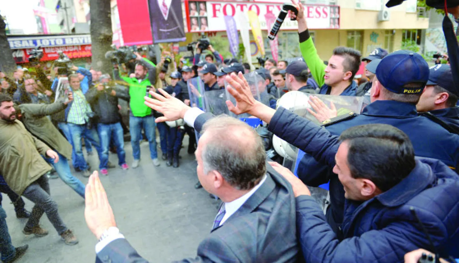 رجال أمن يحاولون تفريق مظاهرة احتجاج ضد اعتقال الصحافيين في أنقرة أمس (أ.ف.ب)