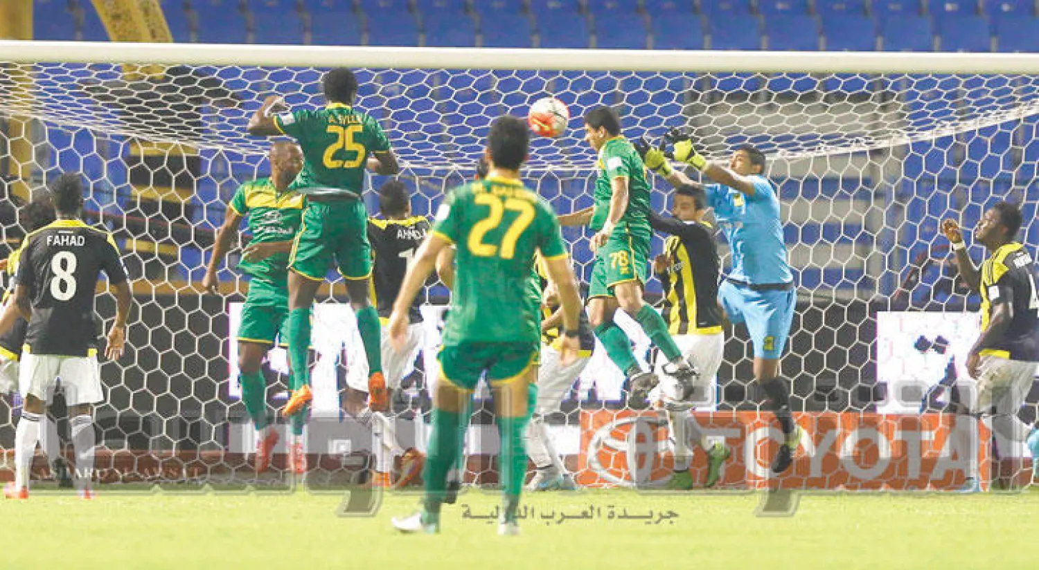 لقطة لهدف التعادل الذي سجله فريق الخليج في مرمى الاتحاد (تصوير: عيسى الدبيسي)