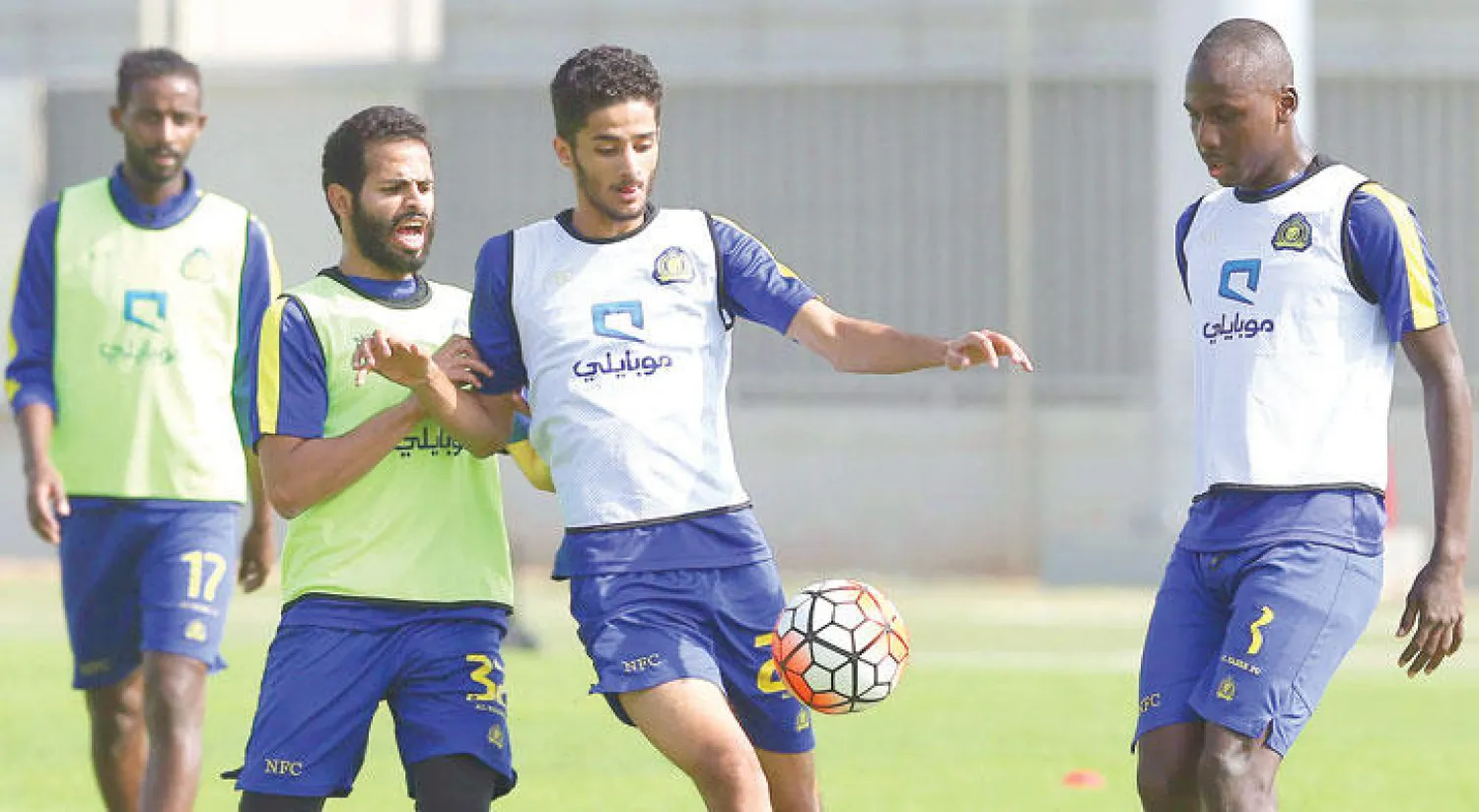 أحمد الفريدي خلال مشاركته في تدريبات النصر الصباحية أمس (المركز الإعلامي)