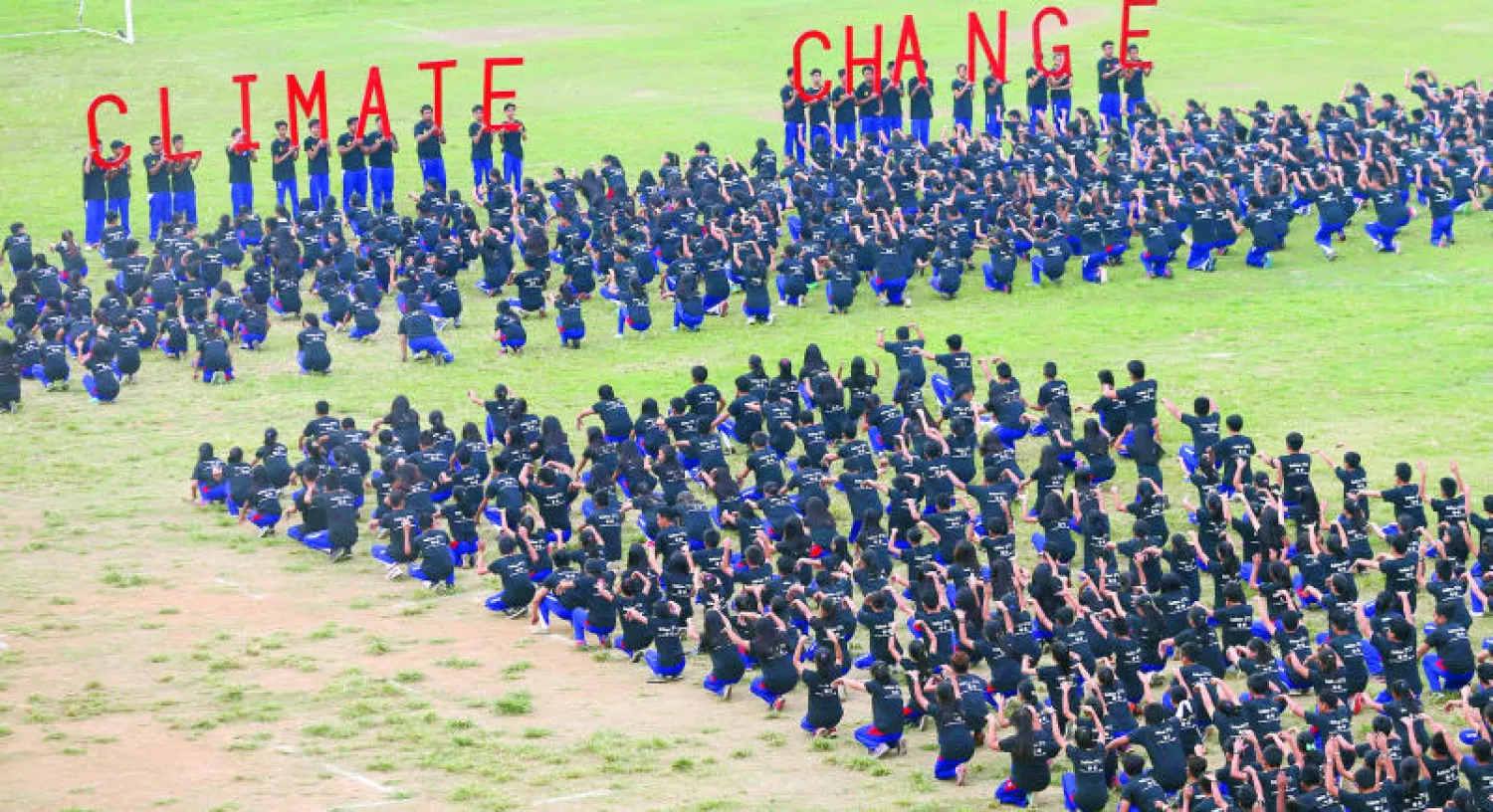 جانب من حملات الحفاظ على البيئة وخفض انبعاث ثاني أوكسيد الكربون في إحدى مدارس مانيلا بالفلبين أمس (أ.ب)