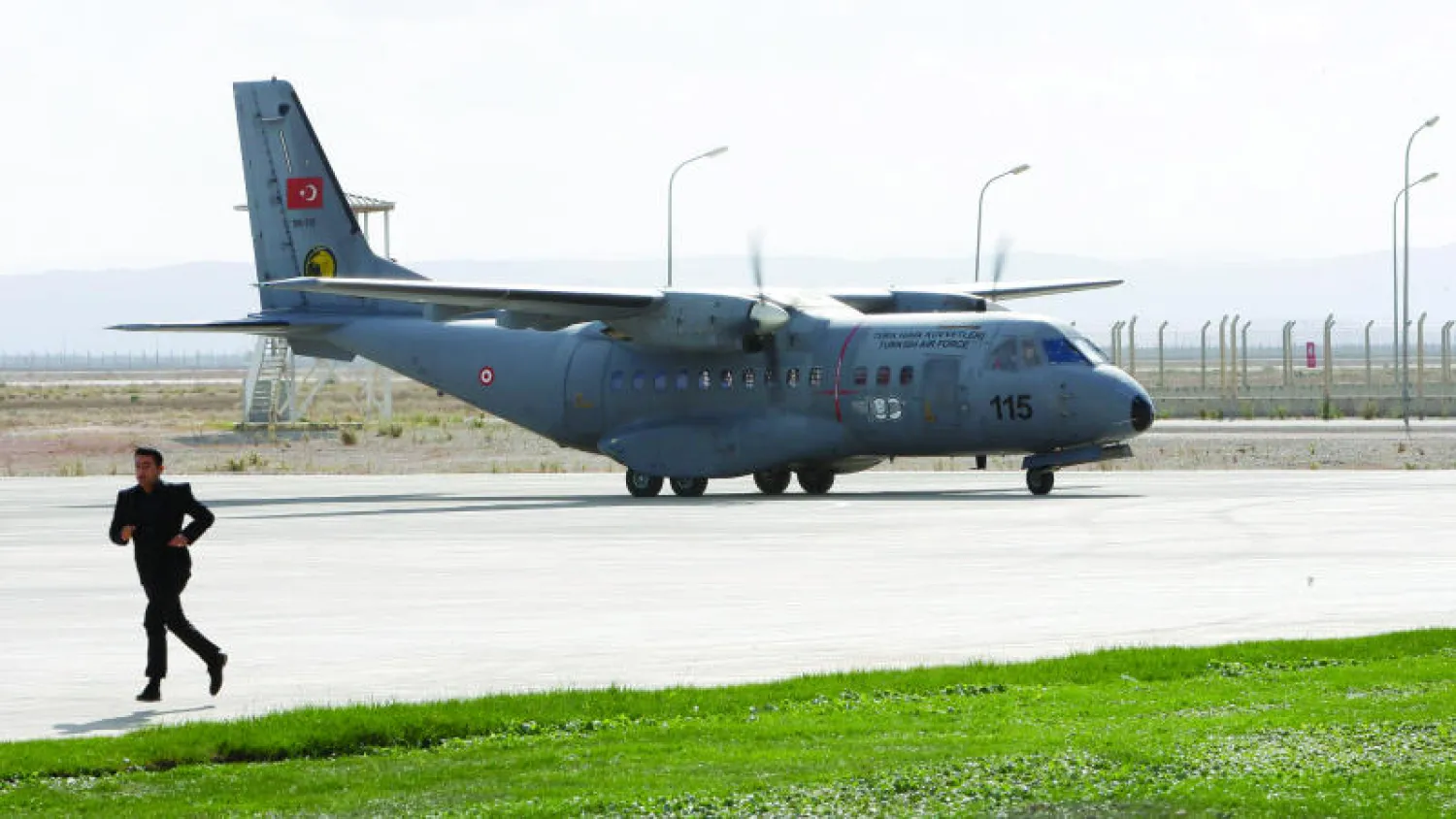الطائرة العسكرية التركية التي وصلت أمس إلى مطار هاتاي جنوب غربي تركيا وحملت جثمان الطيار الروسي (إ.ب.أ)