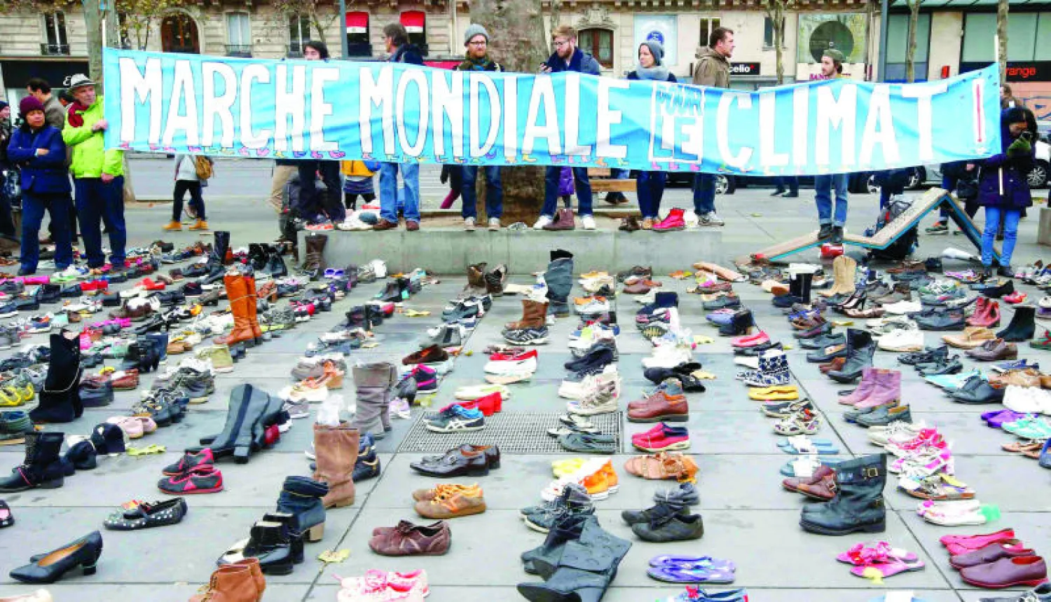 آلاف الأحذية وضعت في ساحة «لا ريبوبليك» احتجاجًا على منع التظاهر في العاصمة الفرنسية، أمس (رويترز)