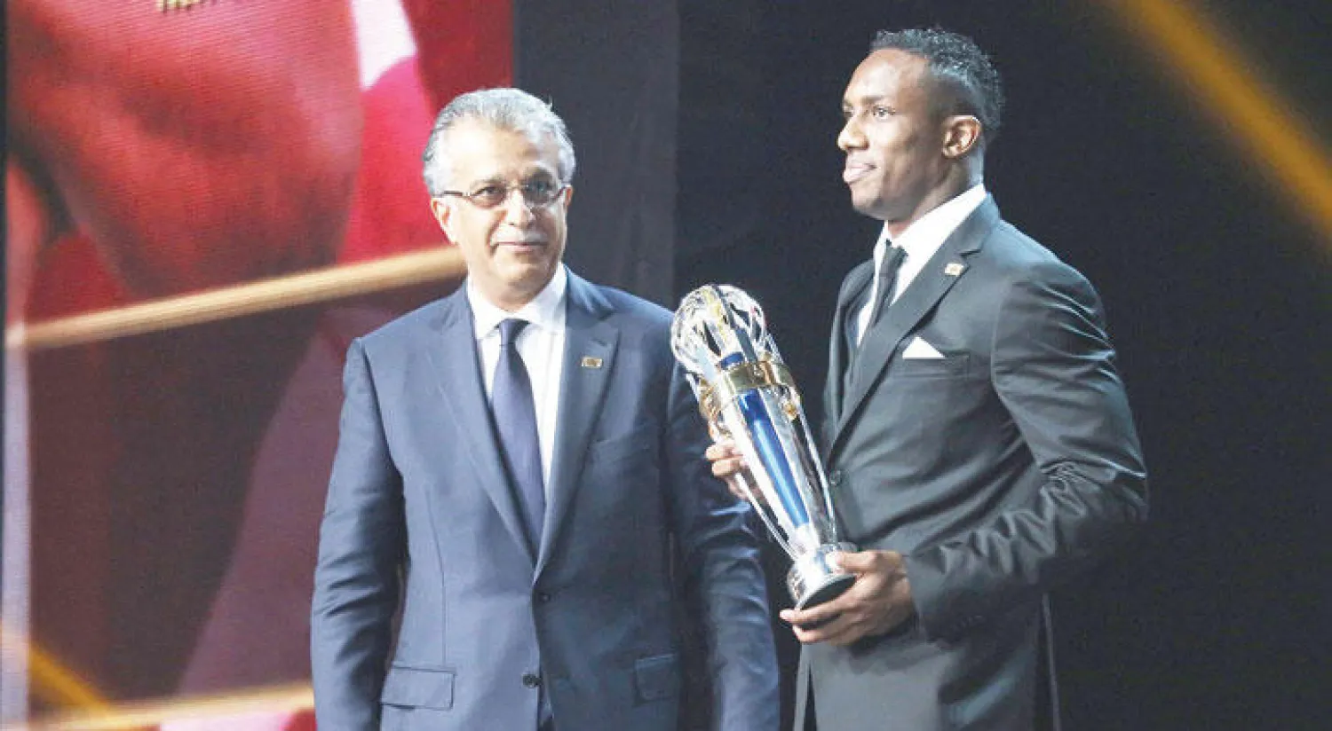 أحمد خليل خلال تتويجه بالجائزة من الشيخ سلمان بن إبراهيم (المركز الإعلامي للاتحاد الآسيوي)