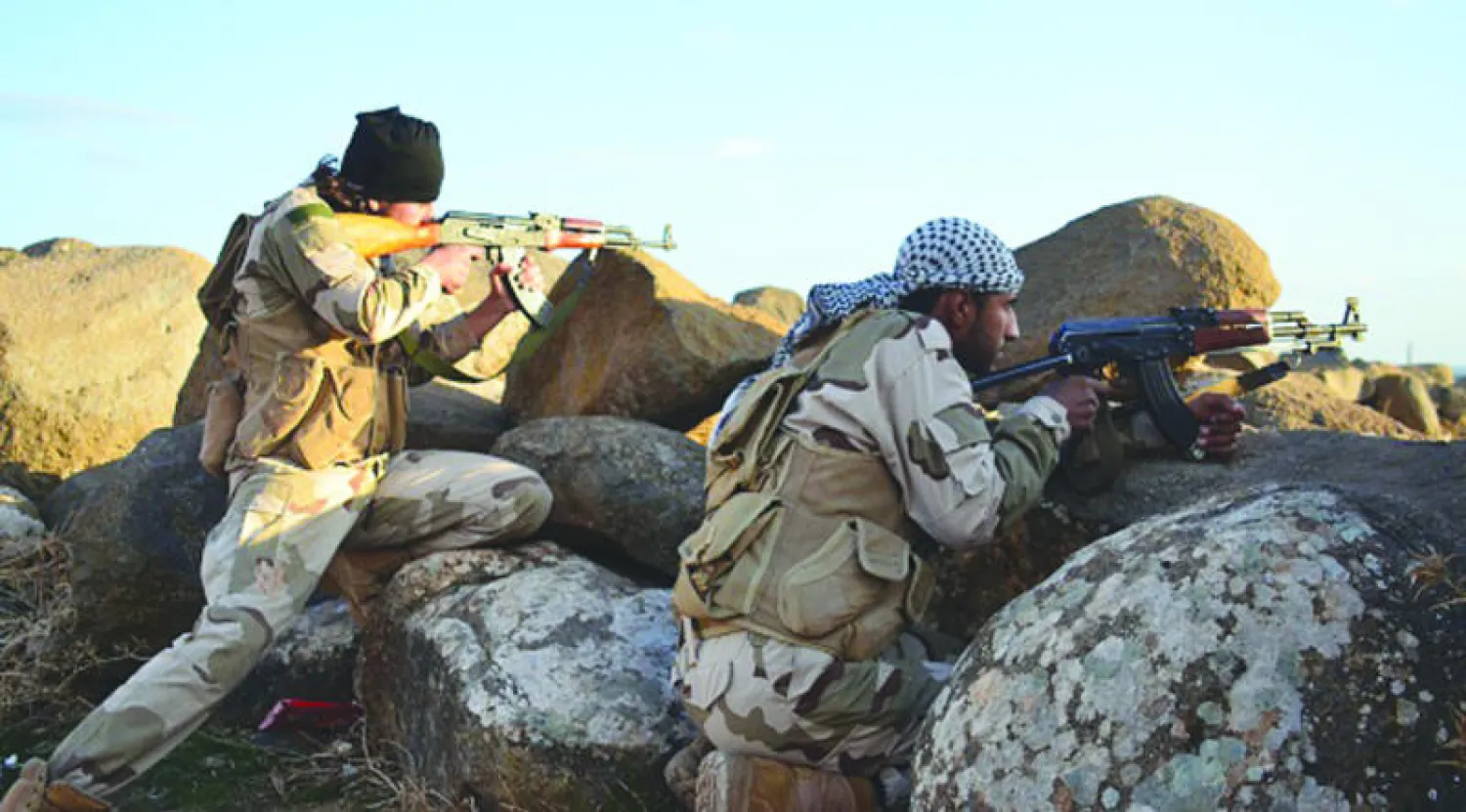 مقاتلون من المعارضة السورية في مواجهة مع قوات الحماية الكردية، أول من أمس، في بلدة كشتعار بريف حلب (غيتي)