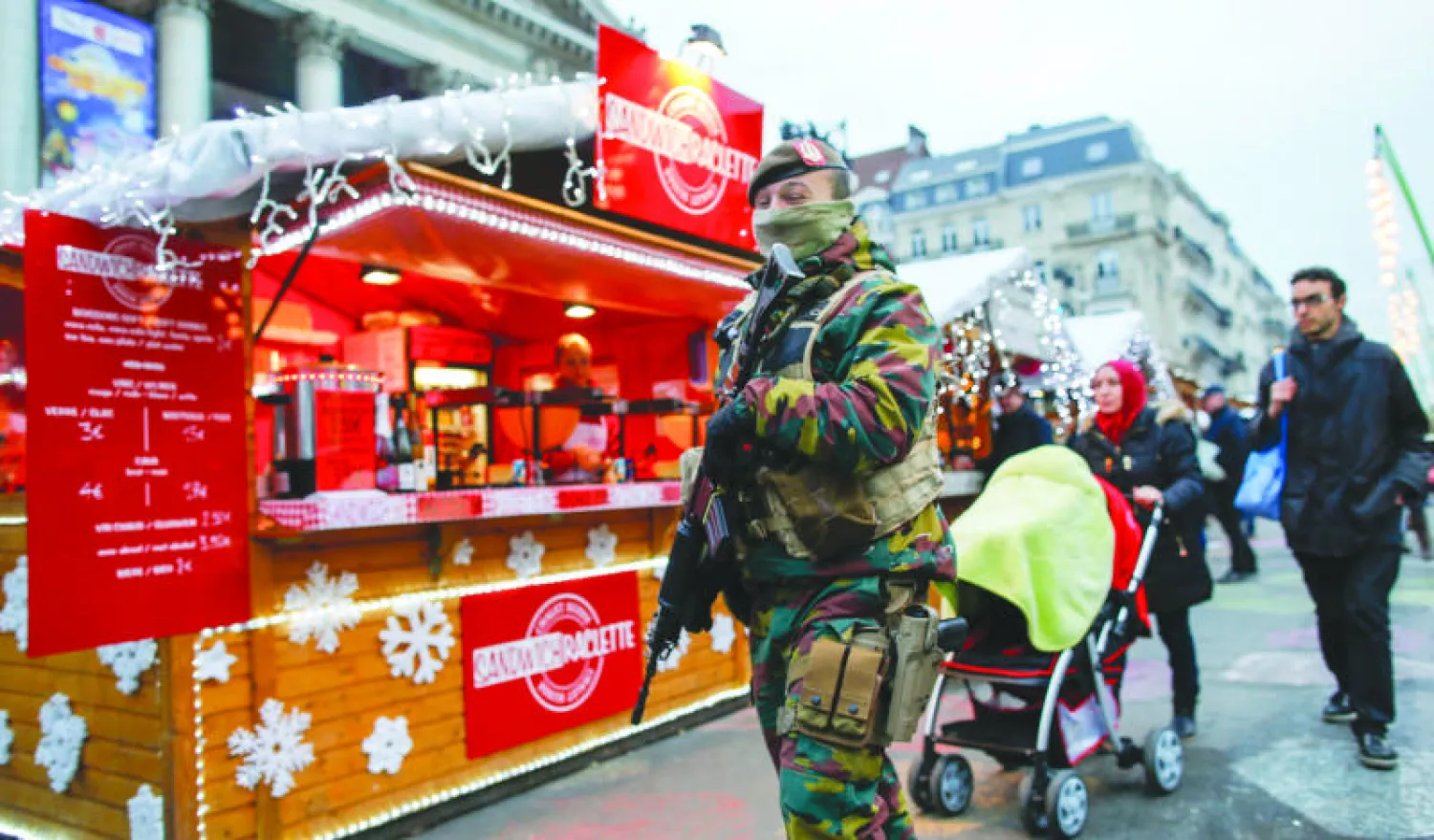 جندية بلجيكية تجوب الميدان الكبير ضمن الإجراءات الأمنية المفروضة في العاصمة بروكسل عقب هجمات باريس (إ.ب.أ)