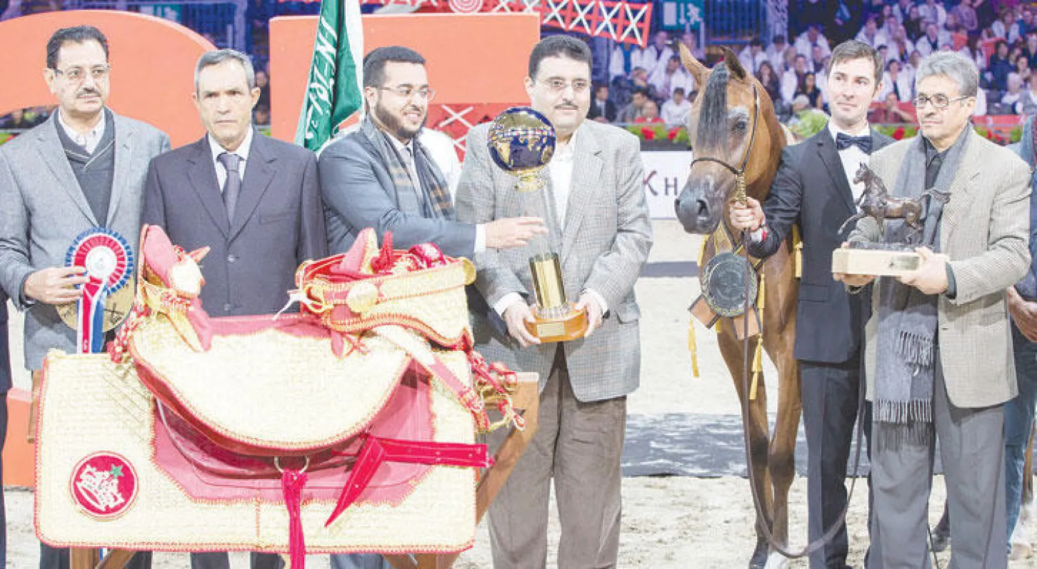 الأمير عبد العزيز بن أحمد أثناء تسلمه الجائزة («الشرق الأوسط»)