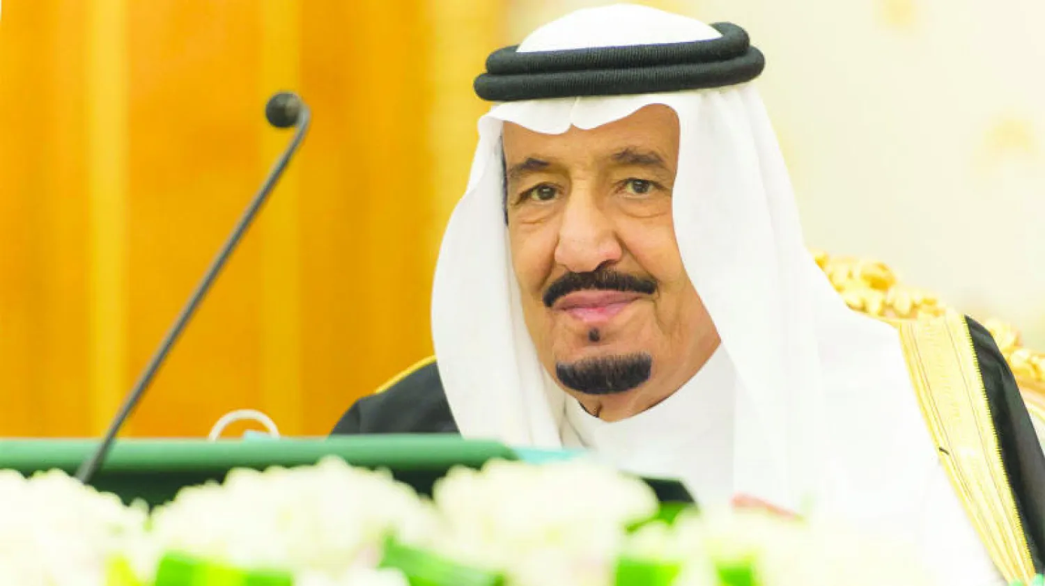 خادم الحرمين الشريفين خلال رئاسته جلسة مجلس الوزراء في الرياض أمس (واس)