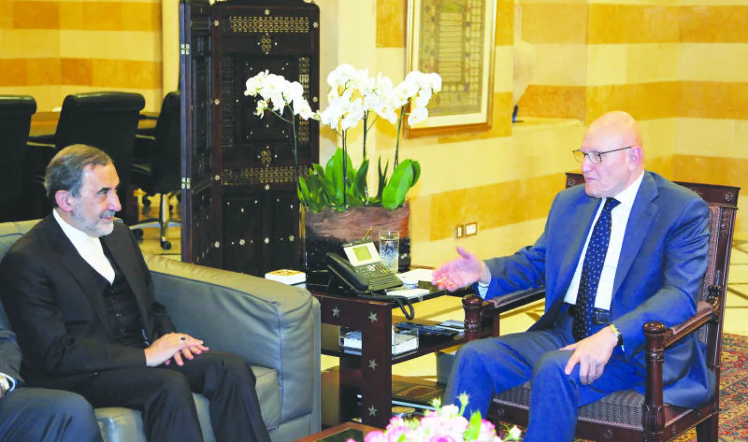 رئيس الوزراء اللبناني تمام سلام (يمين) أثناء لقائه مع علي أكبر ولايتي كبير المستشارين للمرشد الأعلى الإيراني علي خامنئي في بيروت أمس (دالاتي ونهرا)