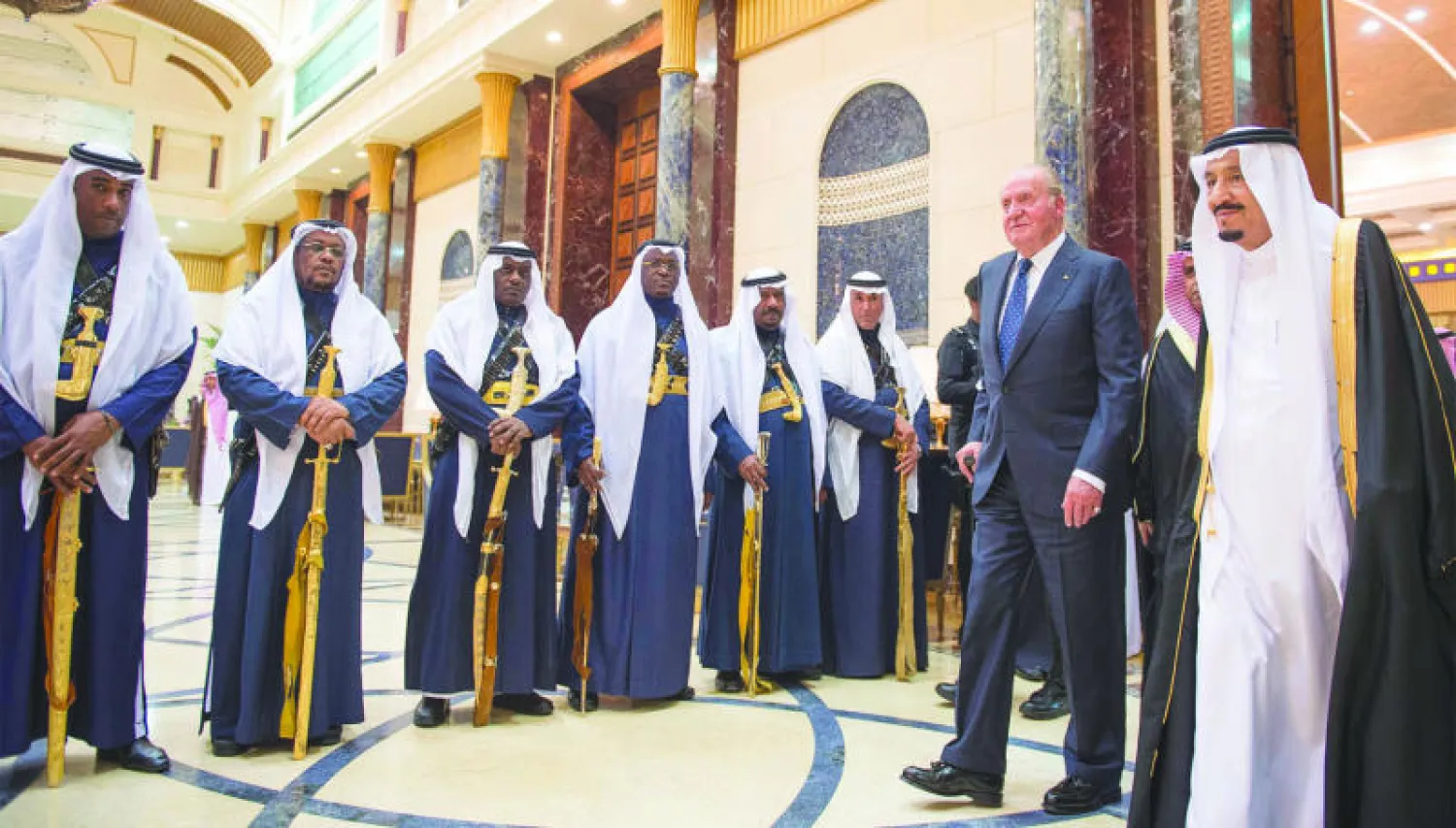 خادم الحرمين الشريفين  مستقبلا ضيفه ملك أسبانيا السابق خوان كارلوس ... في طريقهما لمأدبة العشاء التي أقامها الملك سلمان في قصره بالرياض أمس(واس)