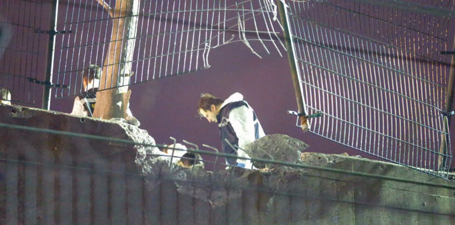 رجال أمن أتراك يعاينون موقع تفجير قرب مترو إسطنبول أمس (رويترز)