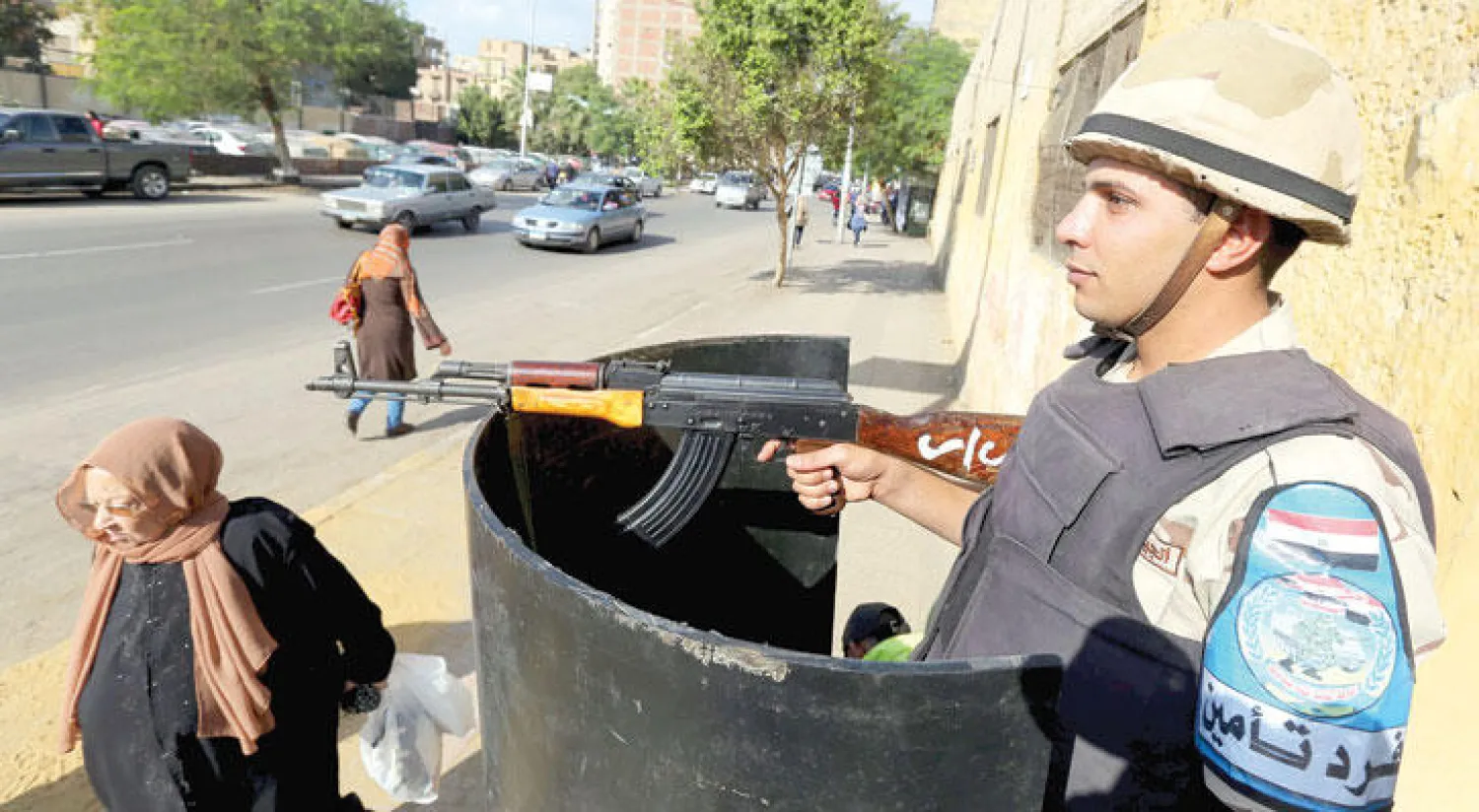 جندي مصري يقف متأهباضمن الإجراءات الأمنية المفروضة حول اللجان الانتخابية في آخر مراحل انتخابات مجلس النواب في القاهرة أمس (رويترز)