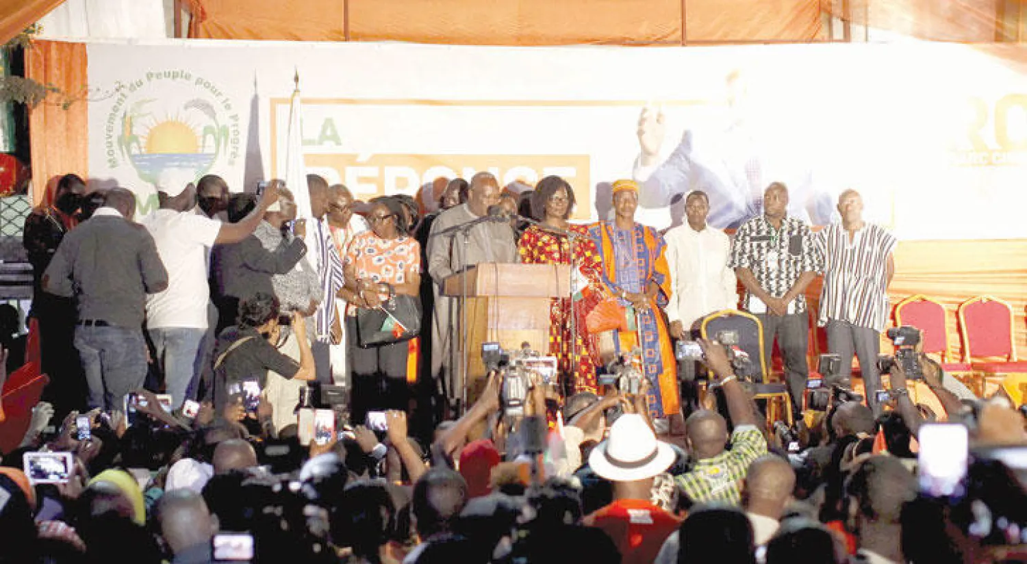 روش كابوري الفائز بالانتخابات في بوركينافاسو محاطًا بمؤيديه في العاصمة واغادوغو أمس (رويترز)