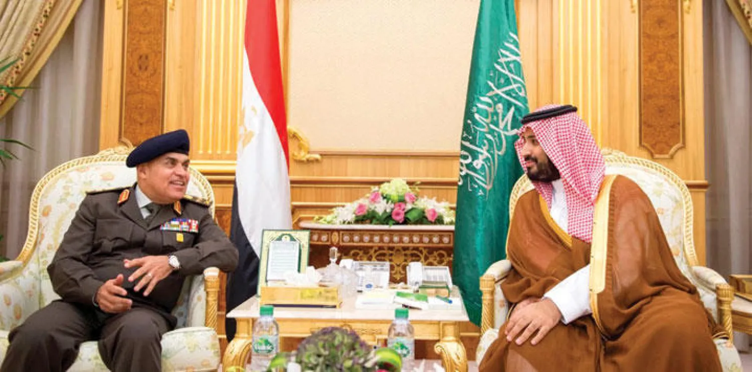 الأمير محمد بن سلمان لدى استقباله وزير الدفاع والإنتاج الحربي المصري بالرياض أمس (واس)