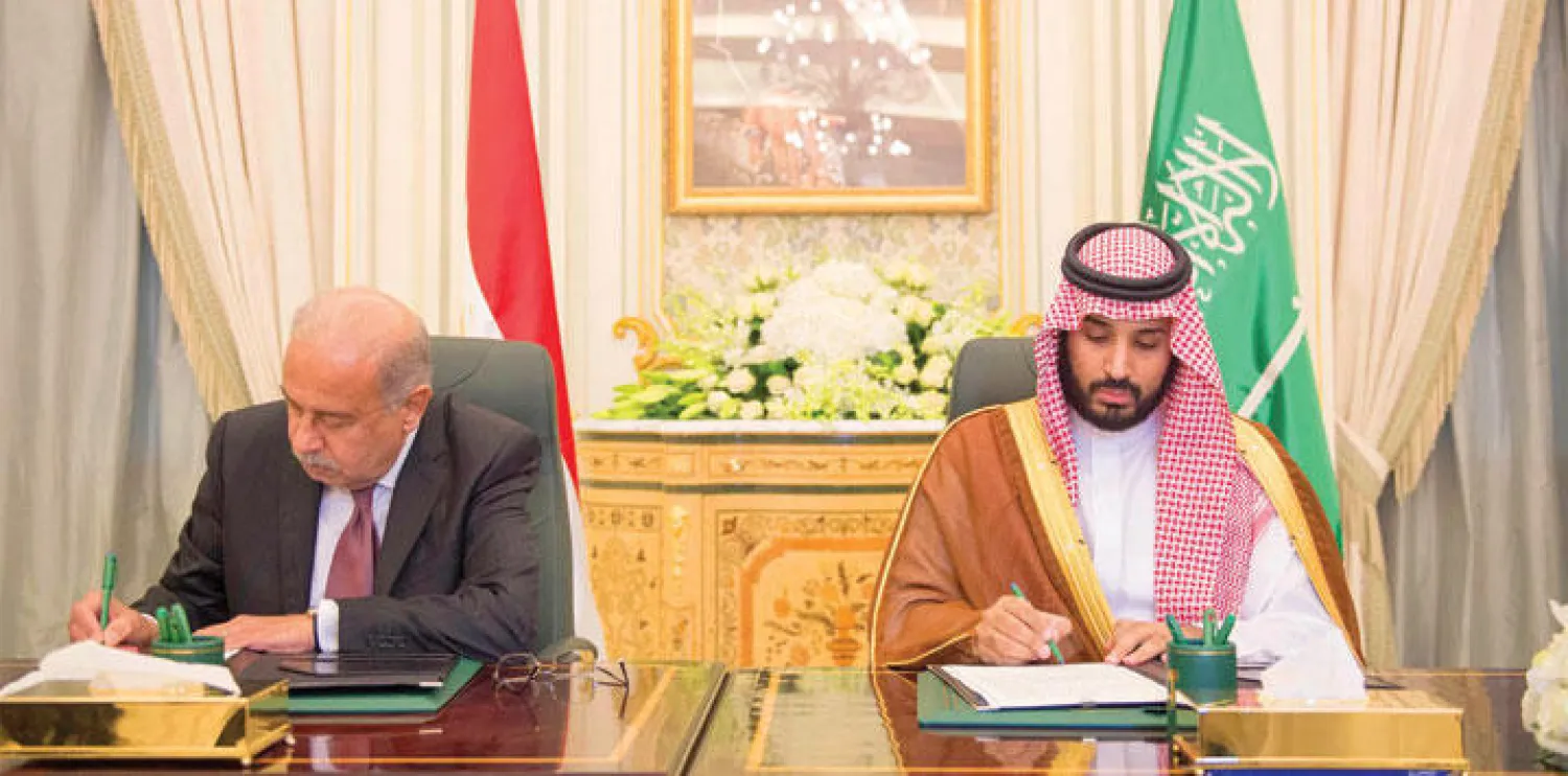 الأمير محمد بن سلمان والمهندس شريف إسماعيل خلال توقيع محضر الاجتماع الأول لمجلس التنسيق السعودي المصري أمس (واس)