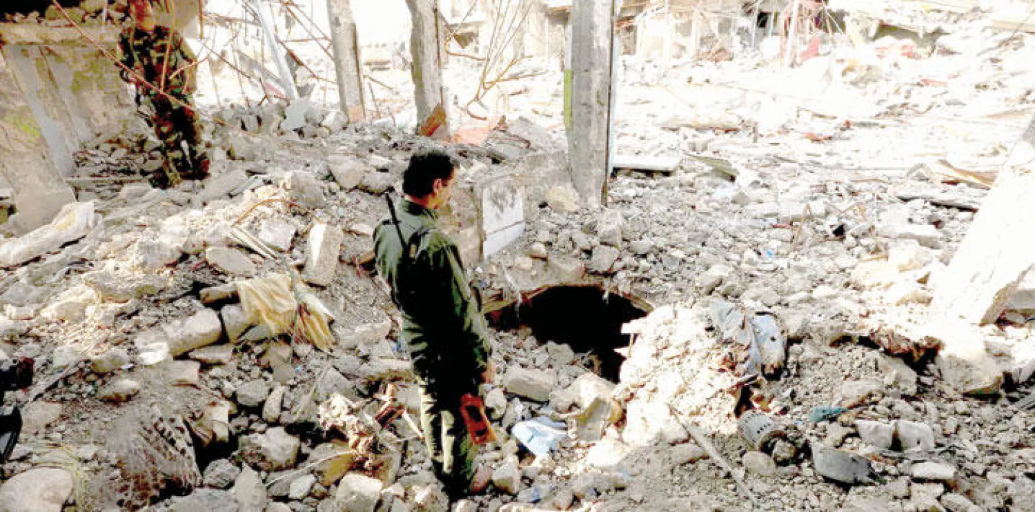 عنصر من قوات البيشمركة ينظر إلى نفق كان يستخدمه عناصر «داعش» للتحرك في منطقة سنجار (رويترز)