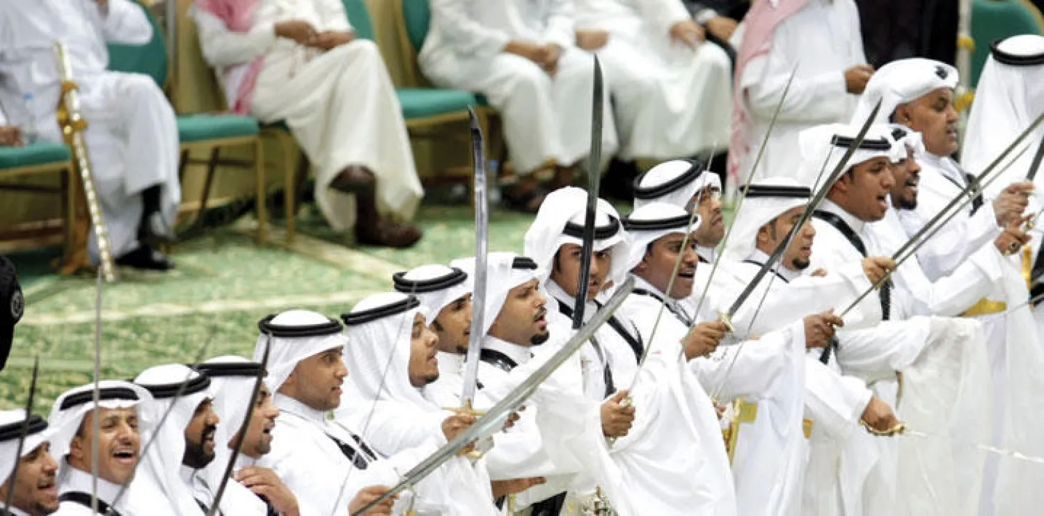 سعوديون يؤدون {العرضة} خلال أحد مهرجانات الجنادرية (واس)