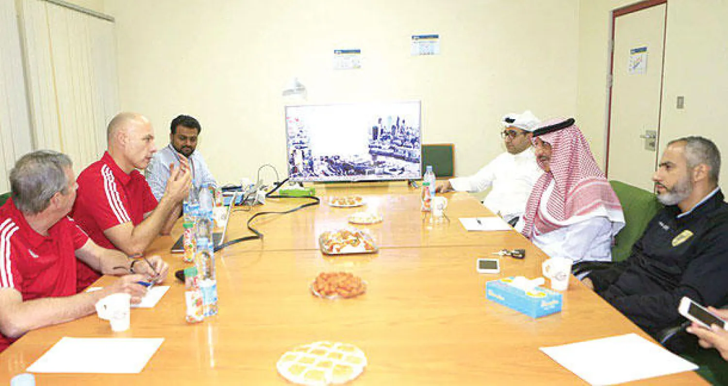 هاورد ويب خلال زيارته لنادي الخليج (المركز الإعلامي بنادي الخليج)