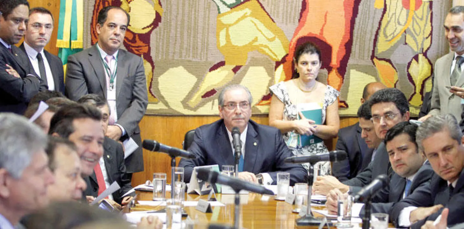 رئيس مجلس النواب البرازيلي إدواردو كونيا خلال اجتماعه مع رؤساء الأحزاب السياسية لتدارس إجراء إقالة الرئيسة اليسارية ديلما روسيف في برازيليا (إ.ب.أ)