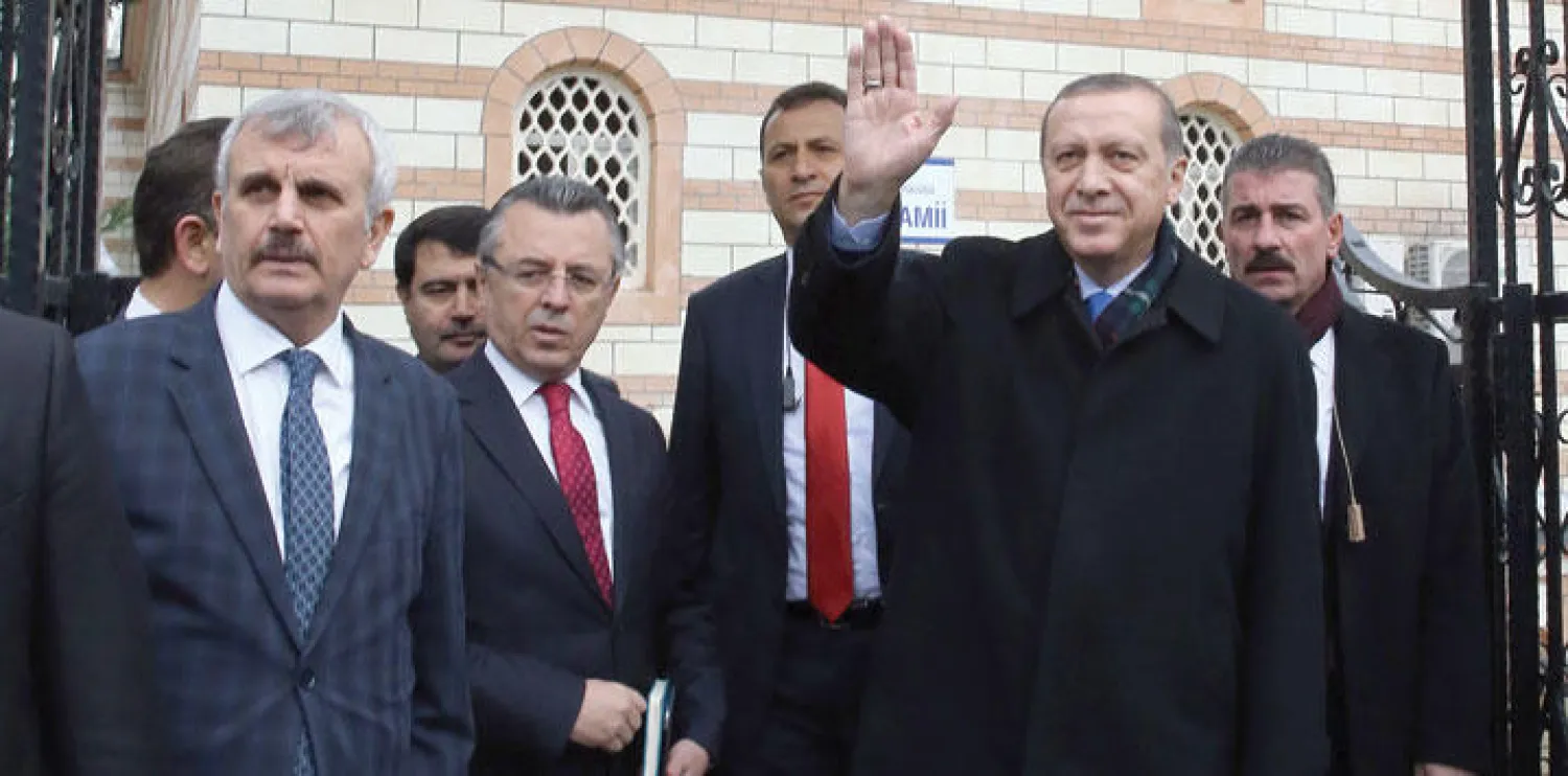 الرئيس التركي رجب طيب إردوغان يحيي أنصاره بعد أدائه صلاة الجمعة في إسطنبول أمس (أ.ب)