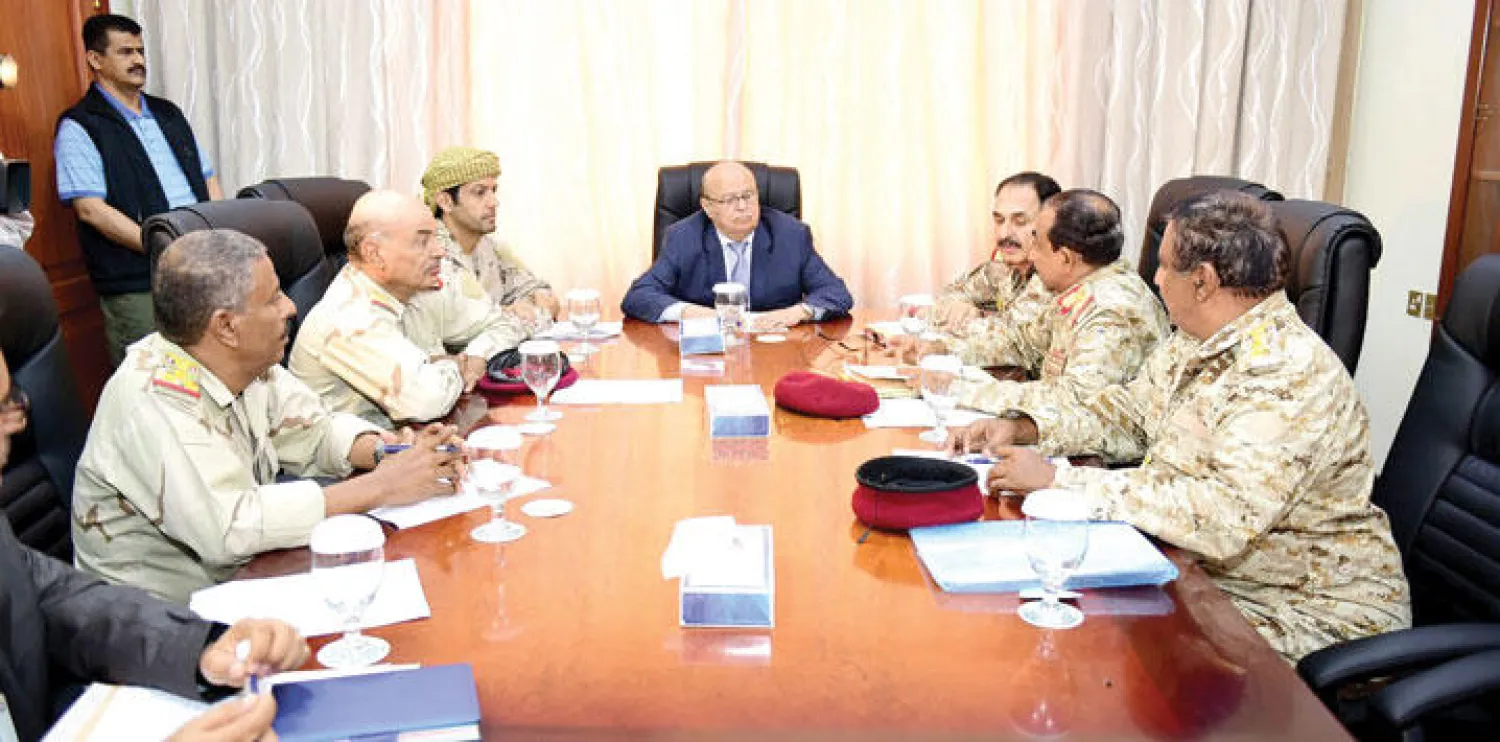 اجتماع سابق للرئيس اليمني بالقادة العسكريين في عدن (سبأ)