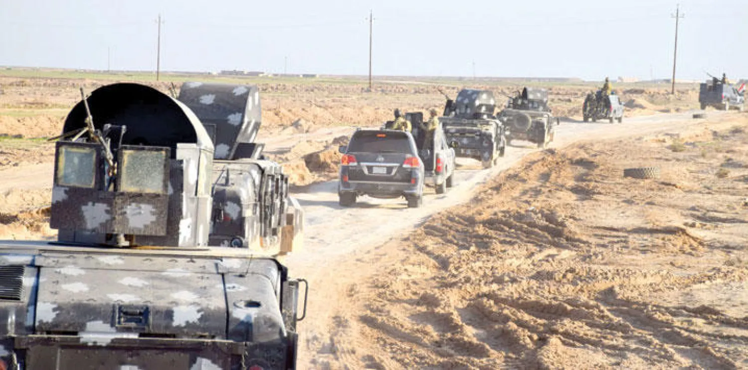 رتل عسكري عراقي يتقدم في شرق الرمادي (إ.ب.أ)