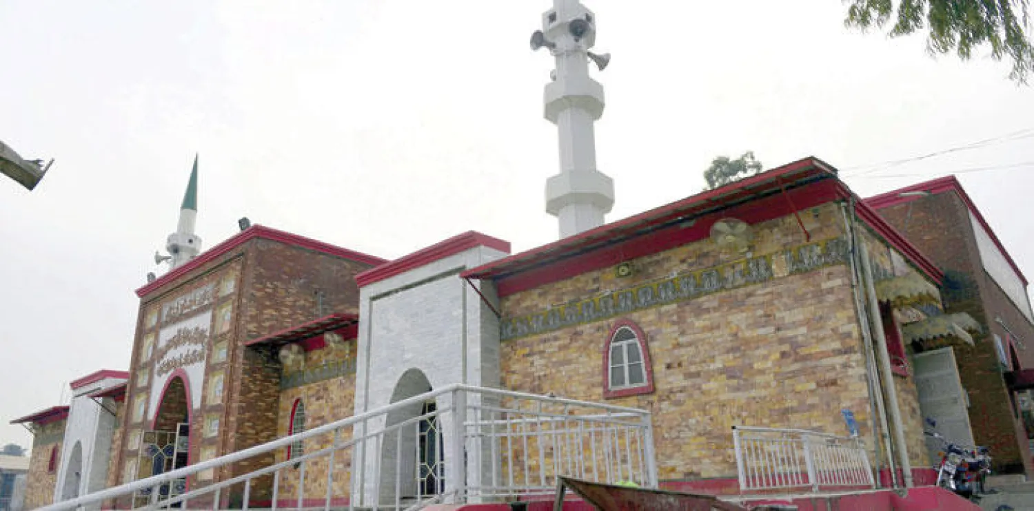 «المسجد الأحمر» في العاصمة الباكستانية إسلام آباد الذي كان ملاذا آمنا للمتطرفين قبل مداهمته عام 2007 (إ.ب.أ)