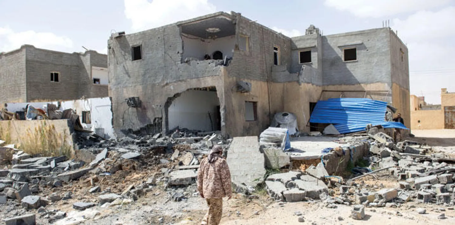 جانب من آثار الدمار الذي لحق بأحد شوارع بلدة بن جواد الليبية بسبب الحرب (غيتي)