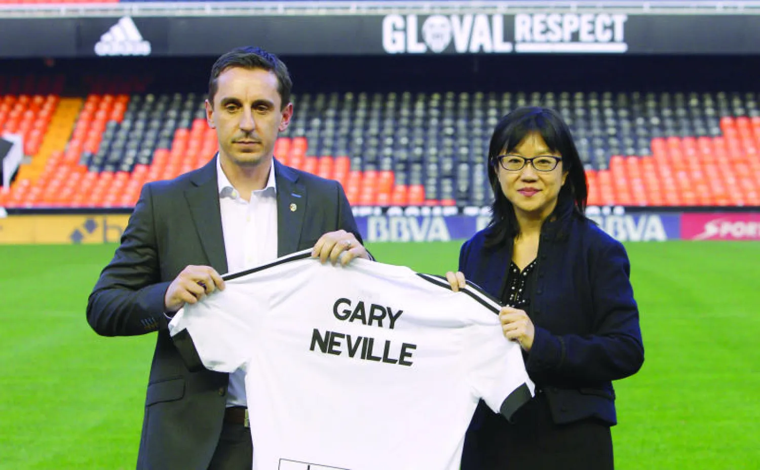 غاري نيفيل ورئيسة فالنسيا لاي هون تشان (أ.ف.ب)