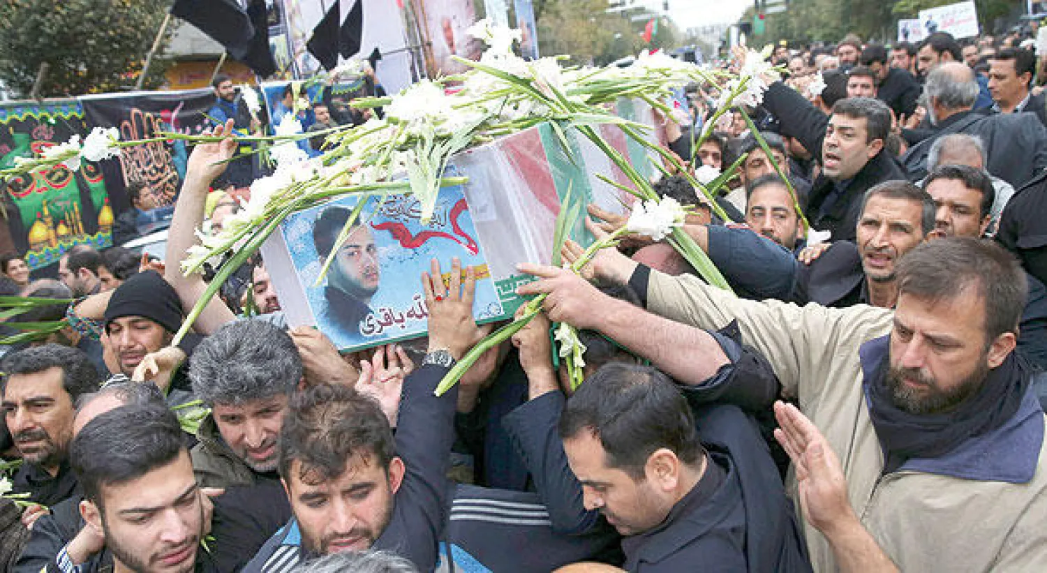 إيرانيون يحملون نعش عبدالله باغري نياراكي الذي كان حارساً للرئيس السابق محمود أحمدي نجاد وقتل في حلب أثناء معارك مع قوات المعارضة (أ.ب)
