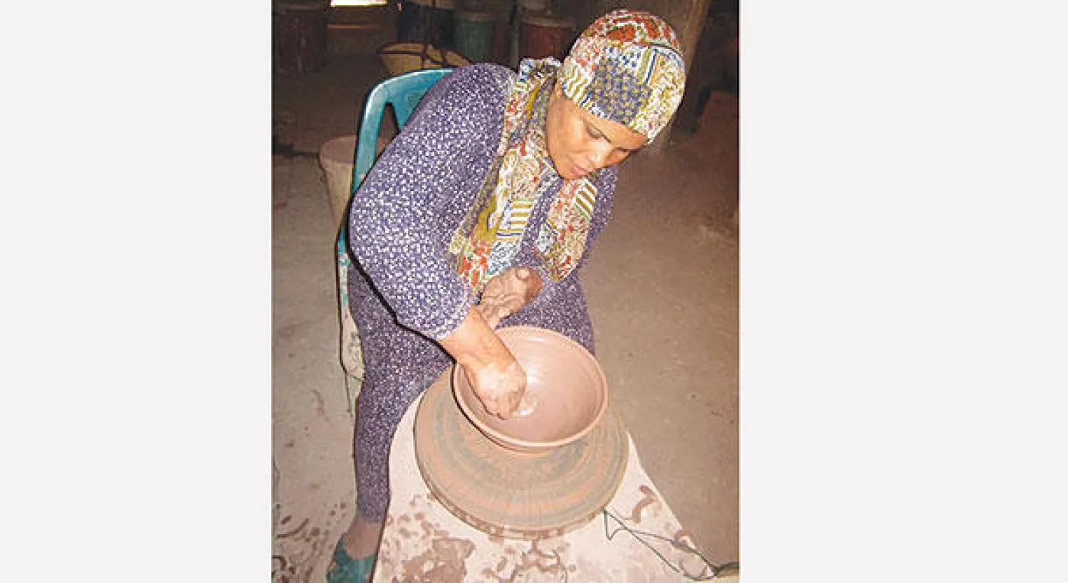 مصرية تقوم بصناعة الفخار