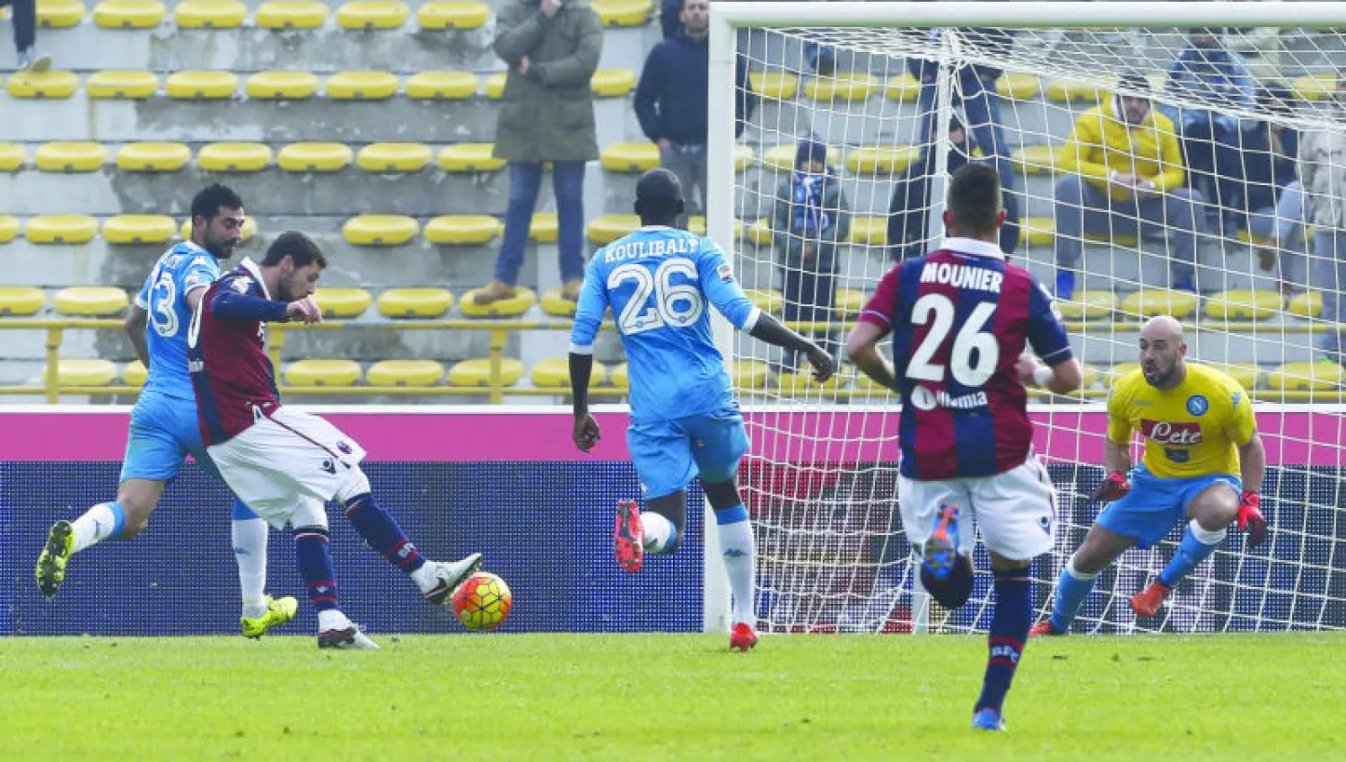 ديسترو لاعب بولونيا (الثاني من اليسار) يسدد في مرمى رينا حارس نابولي (روتيرز)