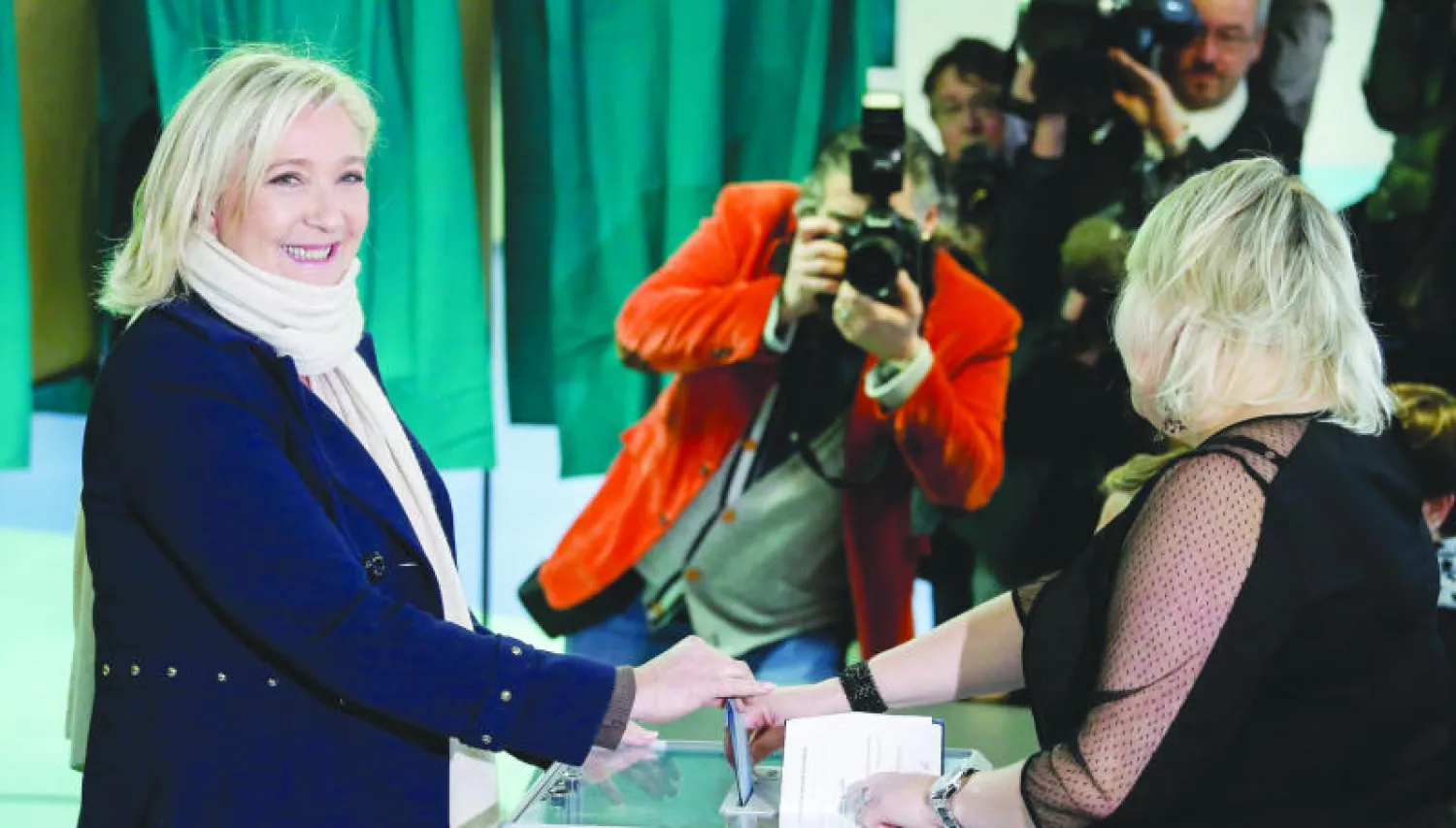 زعيمة حزب الجبهة الوطنية مارين لوبن تدلي بصوتها في مركز الاقتراع خلال الدورة الأولى من انتخابات المناطق الفرنسية في هينان بومون بشمال فرنسا أمس (إ.ب.أ)