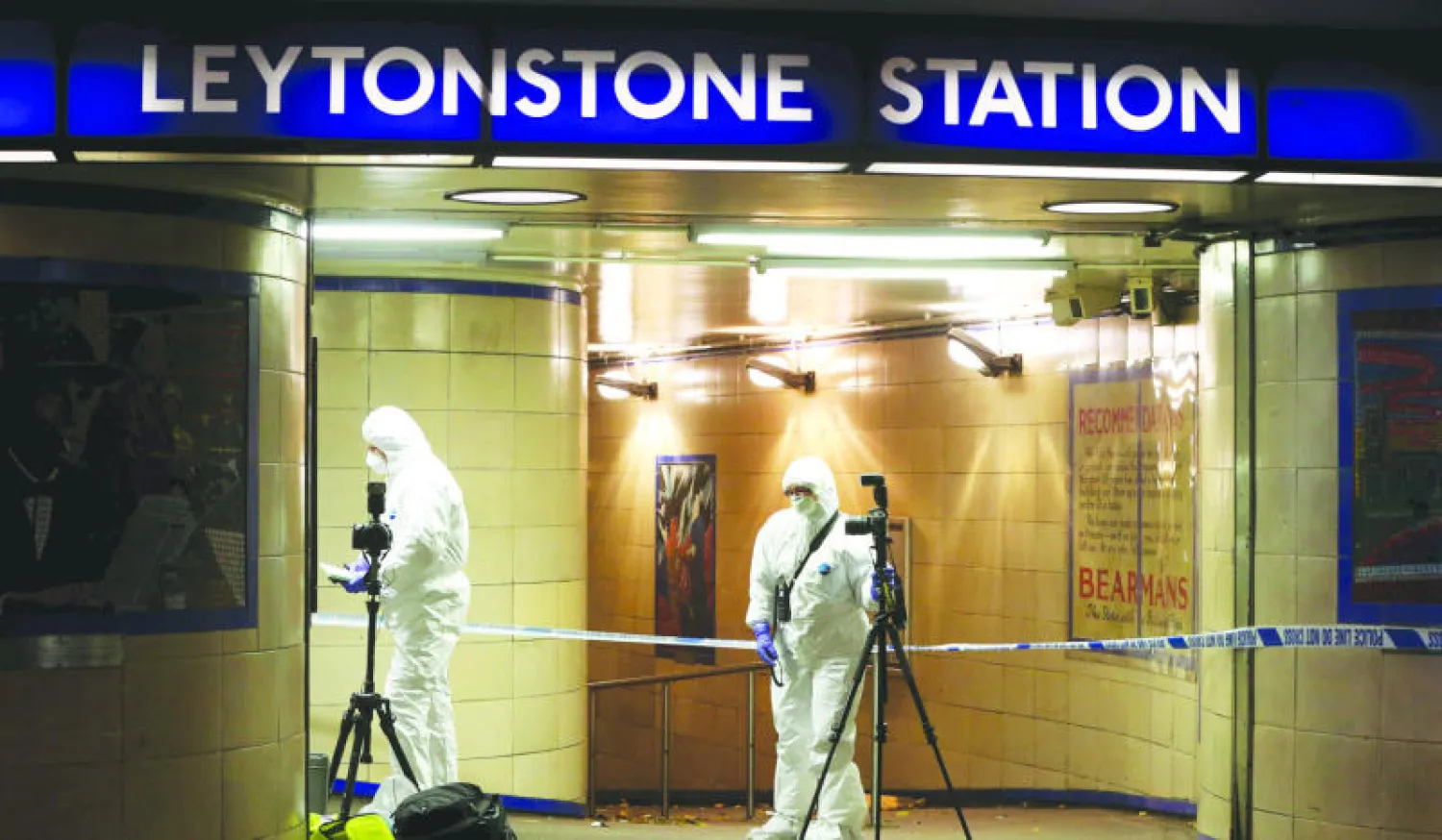 اثنان من المحققين يجمعان أدلة في محطة «ليتونستون» بمترو الأنفاق أمس بعد وقوع الاعتداء (رويترز)