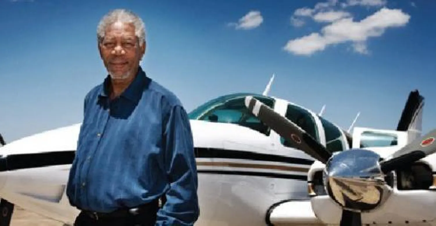 نجاة مورغان فريمان بعد انفجار إطار طائرته وهبوطها اضطراريًا