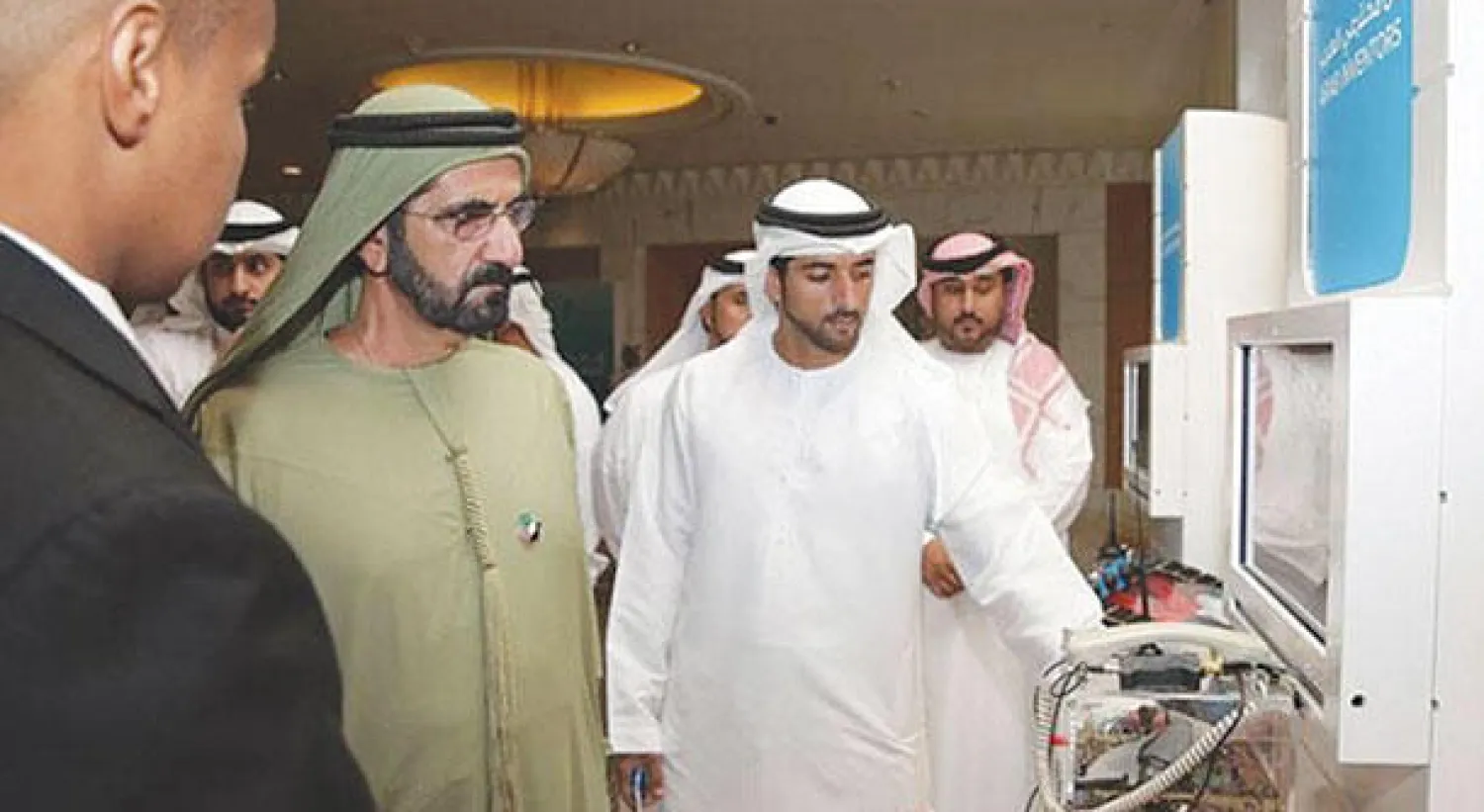 الشيخ محمد بن راشد والشيخ حمدان بن محمد يطلعان على أحد الاختراعات المعروضة  على هامش قمة المعرفة في دبي أمس (وام)