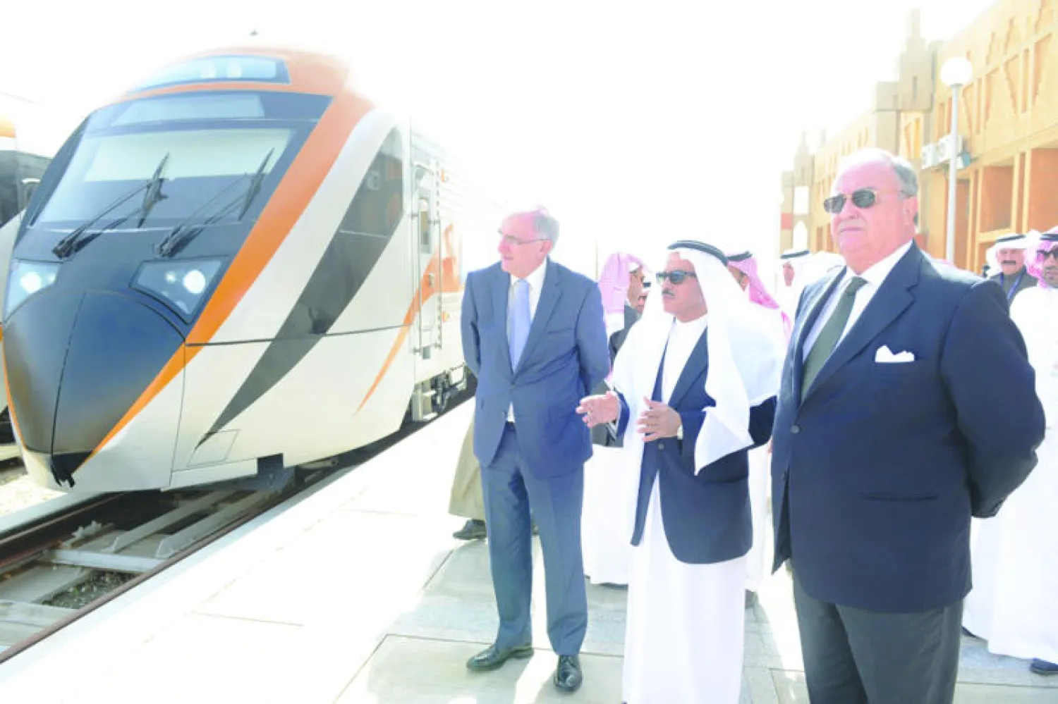 رئيس المؤسسة العامة للخطوط الحديدية والسفير الإسباني لدى تدشين أربعة قطارات بمدينة الدمام أمس («الشرق الأوسط»)