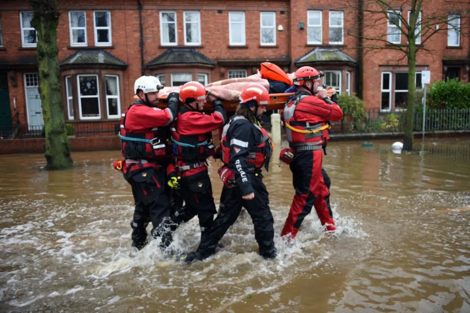 اجتماع طارئ في بريطانيا اليوم لبحث آثار الفيضانات