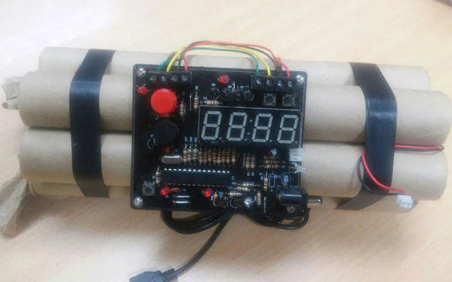 الشرطة الإندونيسية تحتجز بريطانيا لحيازته لعبة مشابهة لقنبلة على متن طائرة