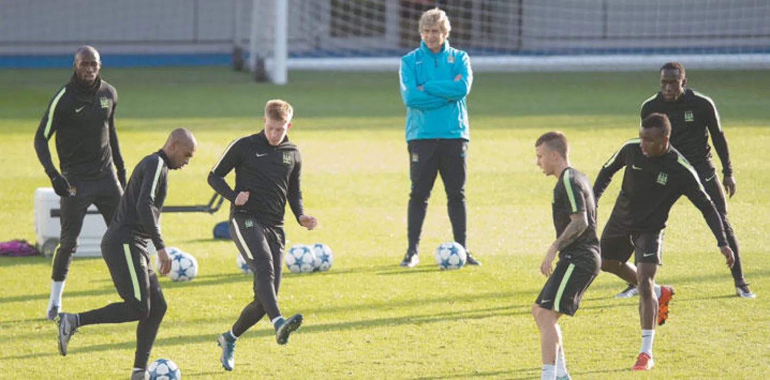 بيليغريني مدرب مانشستر سيتي يراقب لاعبيه خلال التدريبات قبل مواجهة مونشنغلادباخ (إ.ب.أ)