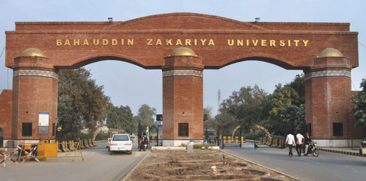 ثلاثة أساتذة بجامعة بهاء الدين زكريا في ملتان التي درست تاشفين مالك بها الصيدلة تلقوا  نصائح من الأجهزة الأمنية بعدم التحدث إلى الصحافيين (واشنطن بوست)