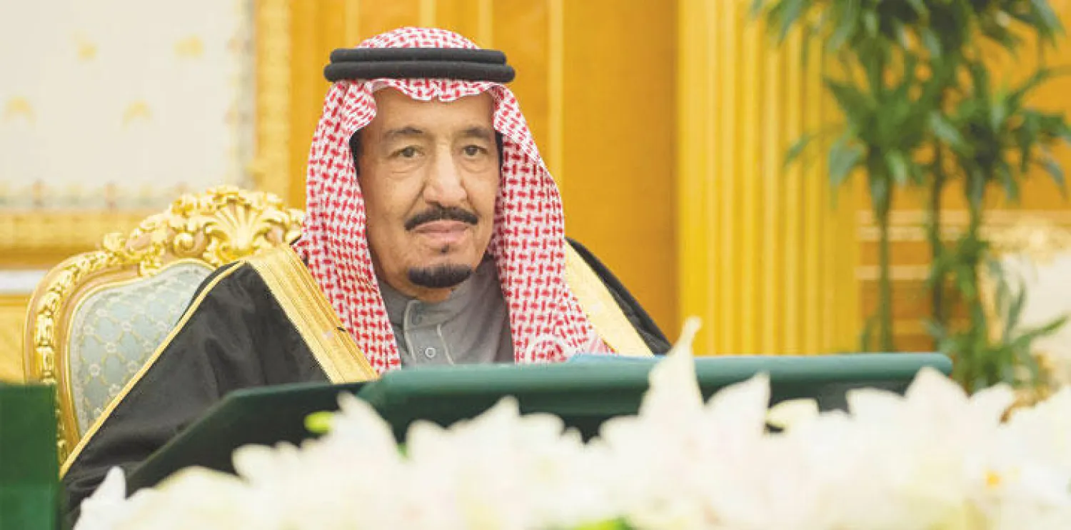 الملك سلمان خلال ترؤسه جلسة مجلس الوزراء في الرياض أمس (واس)