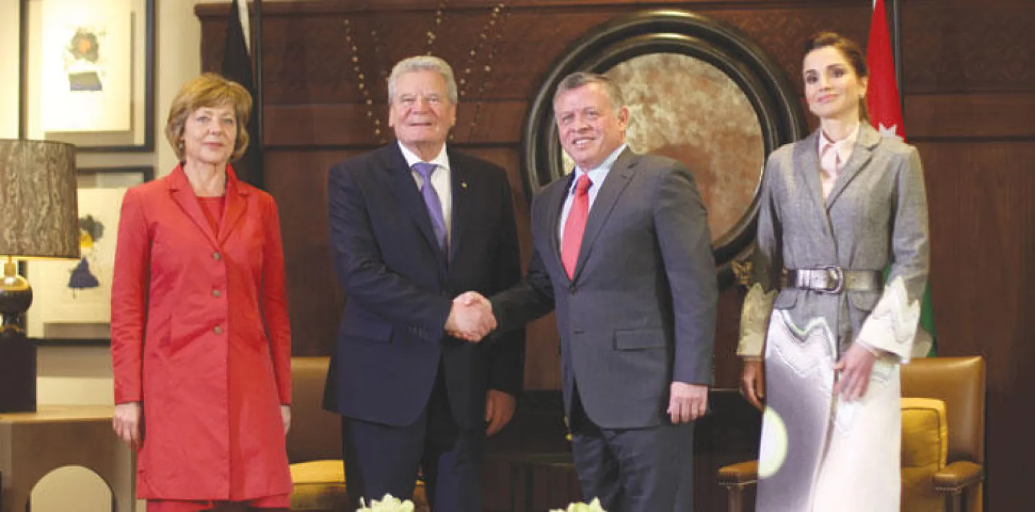 العاهل الأردني والرئيس الألماني وزوجتاهما في القصر الملكي بعمان أمس (رويترز)