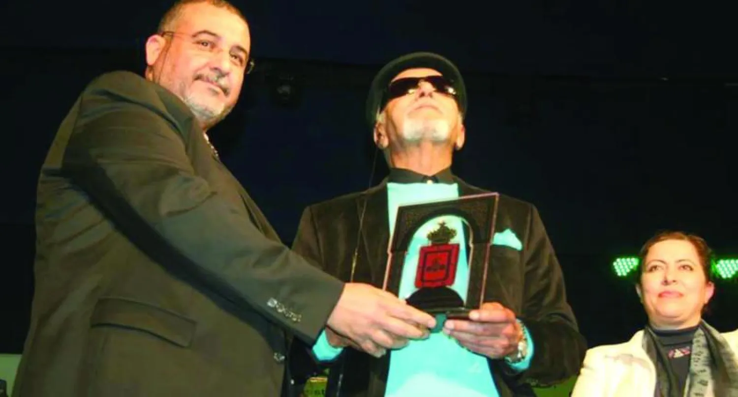 عازف العود الكفيف عبد اللطيف البياتي خلال تكريمه ({الشرق الأوسط})