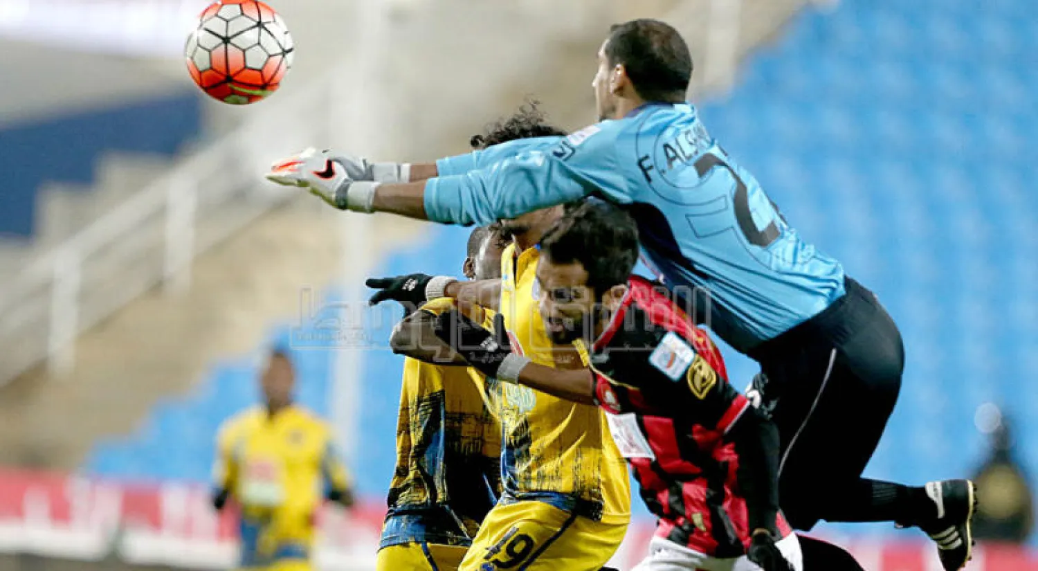 جانب من ديربي القصيم الذي انتهى تعاونيا ( تصوير : سعد العنزي )